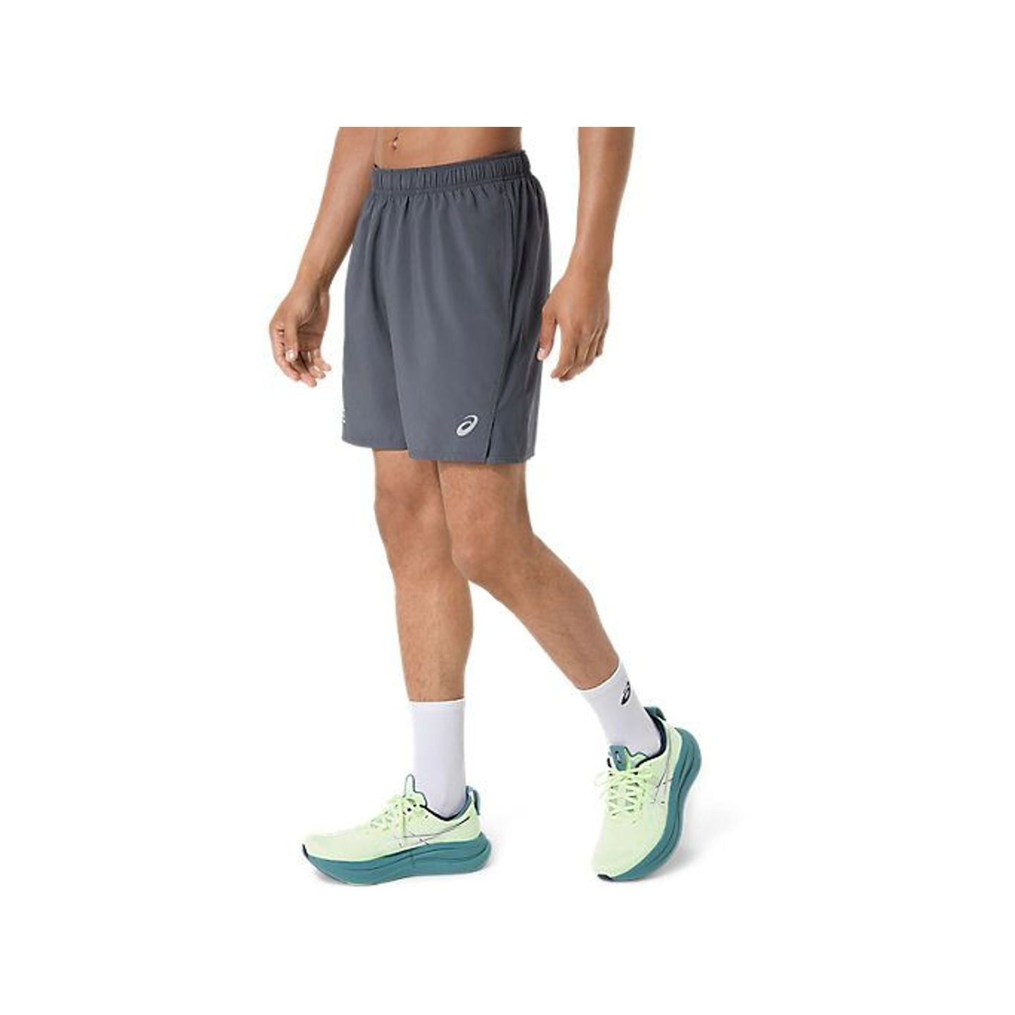 Profil latéral d'un coureur portant le SHORT ASICS ICON 7IN, montrant l'entrejambe de 18 cm et le to