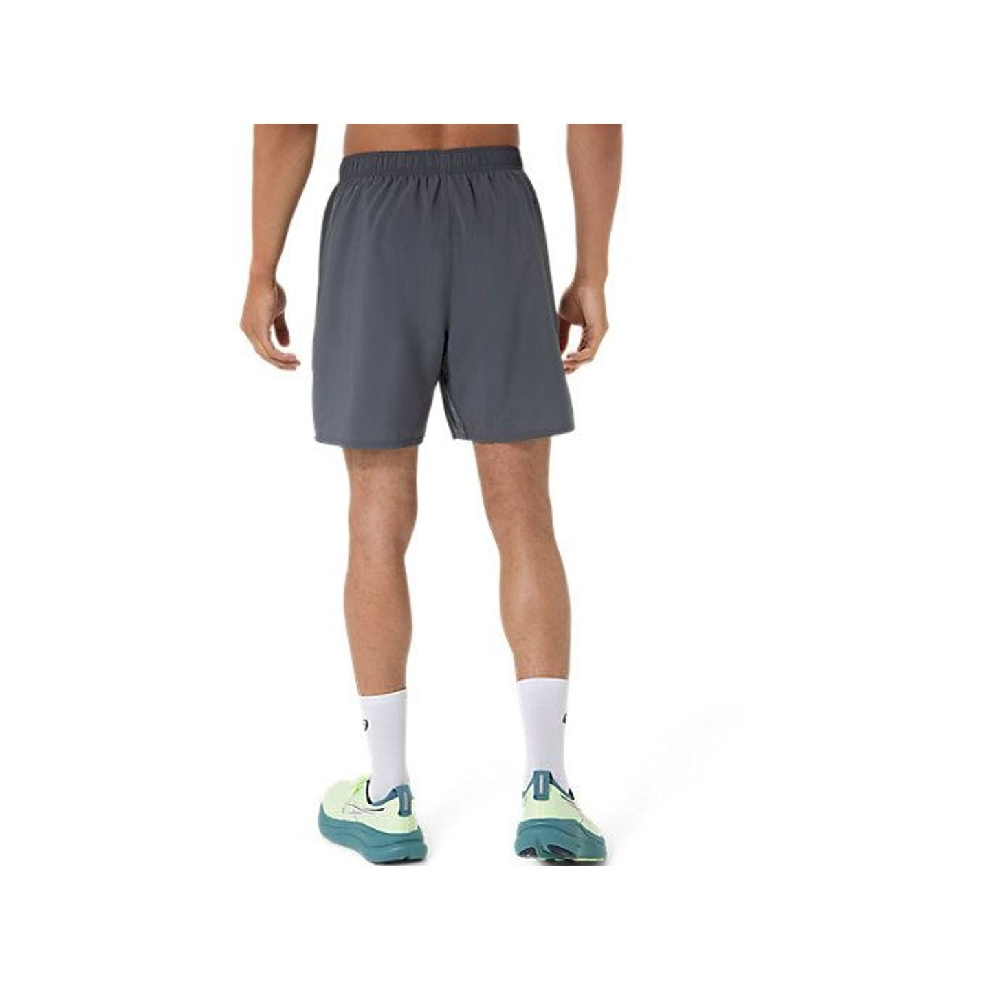 Vue arrière d'un coureur portant le short ASICS ICON 7IN gris à ceinture élastique et tissu à séchag