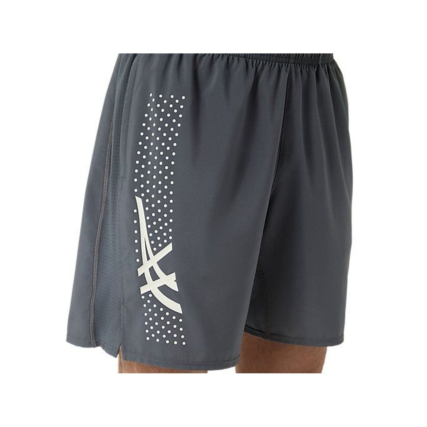 Gros plan sur la jambe du short ASICS ICON 7IN : graphique pointillé blanc et icône ASICS réfléchiss