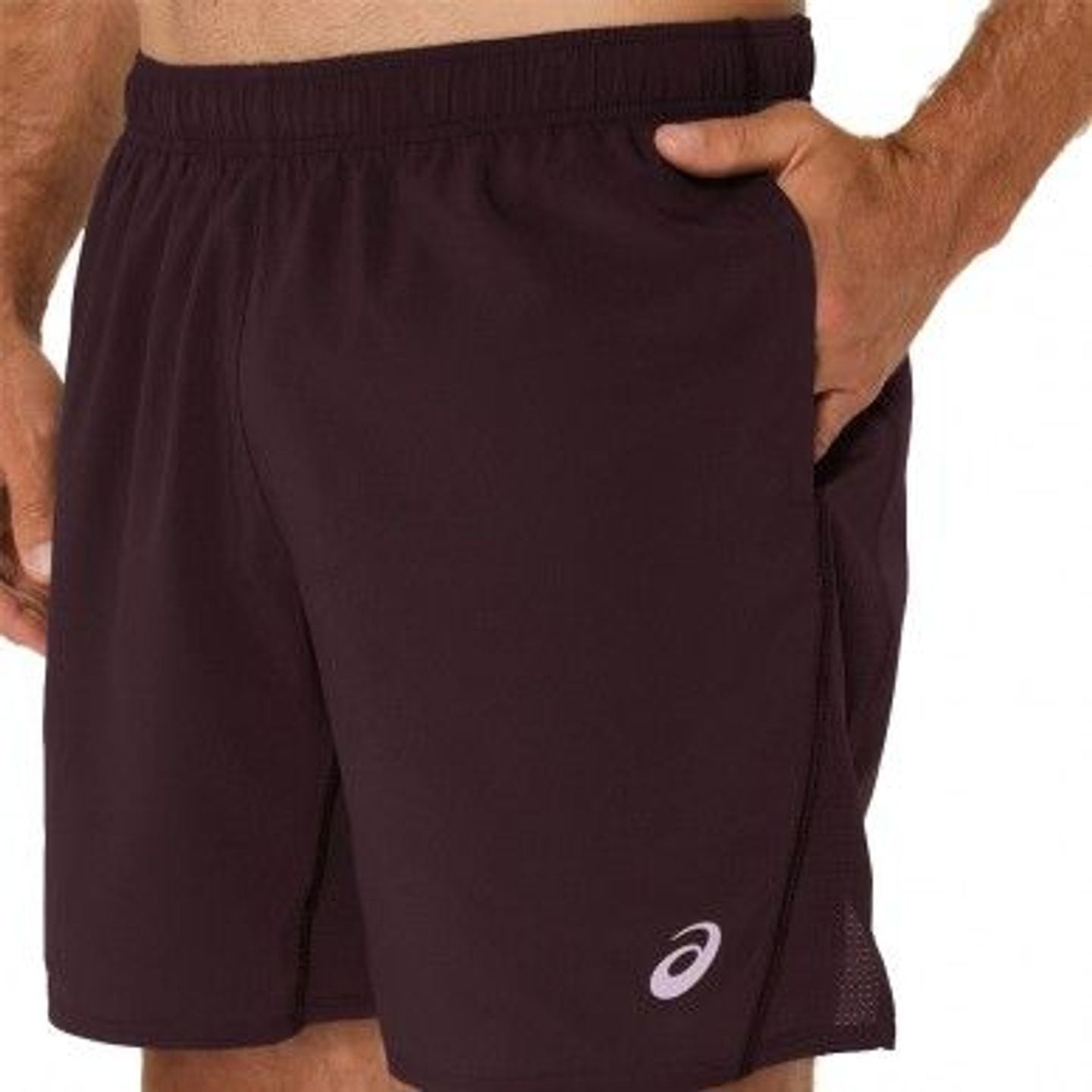 Homme mettant la main dans la poche latérale du short ASICS Core 7 pouces, logo réfléchissant visibl