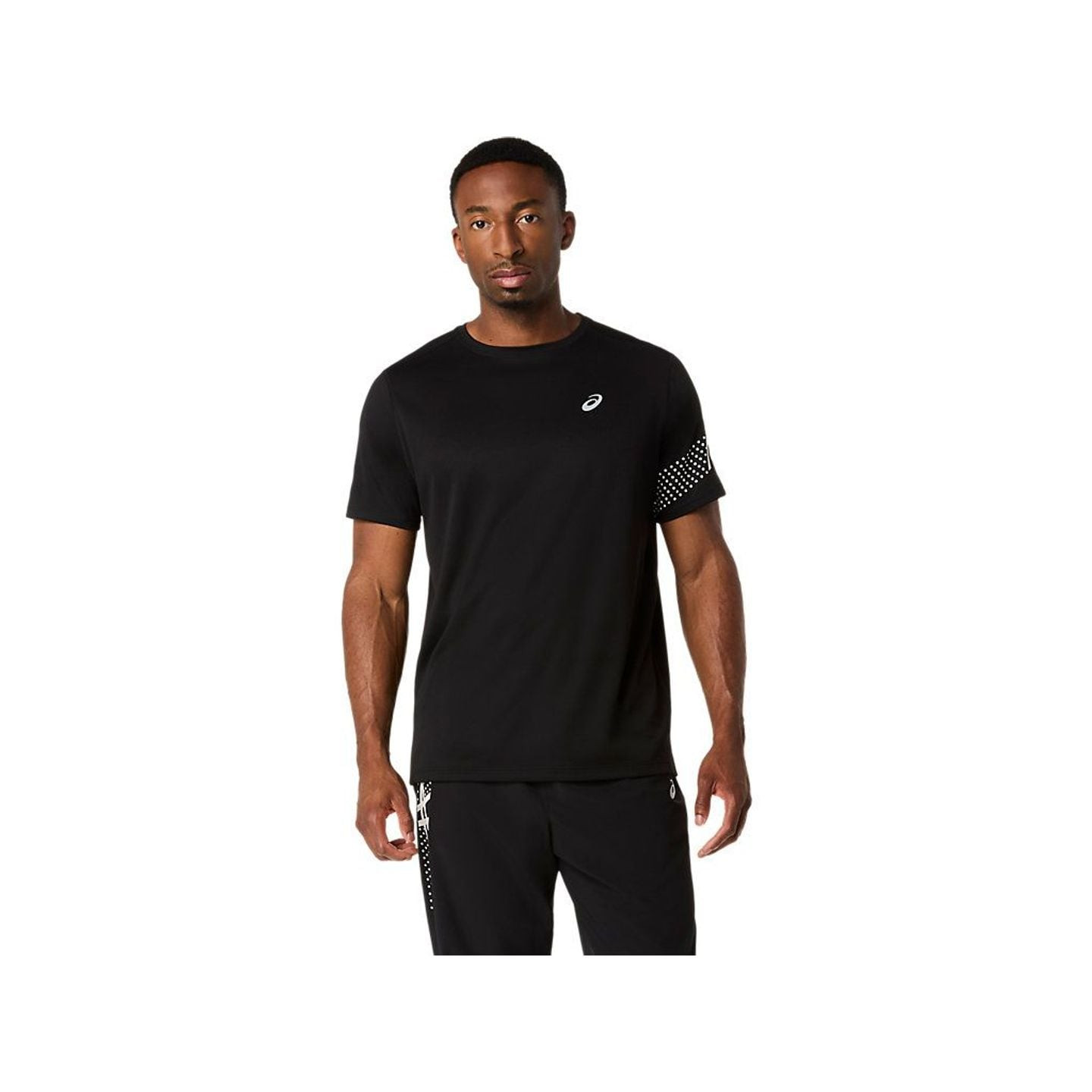 Coureur portant l’Asics Haut De Running Manches Courtes Icon Ss Top Homme en extérieur