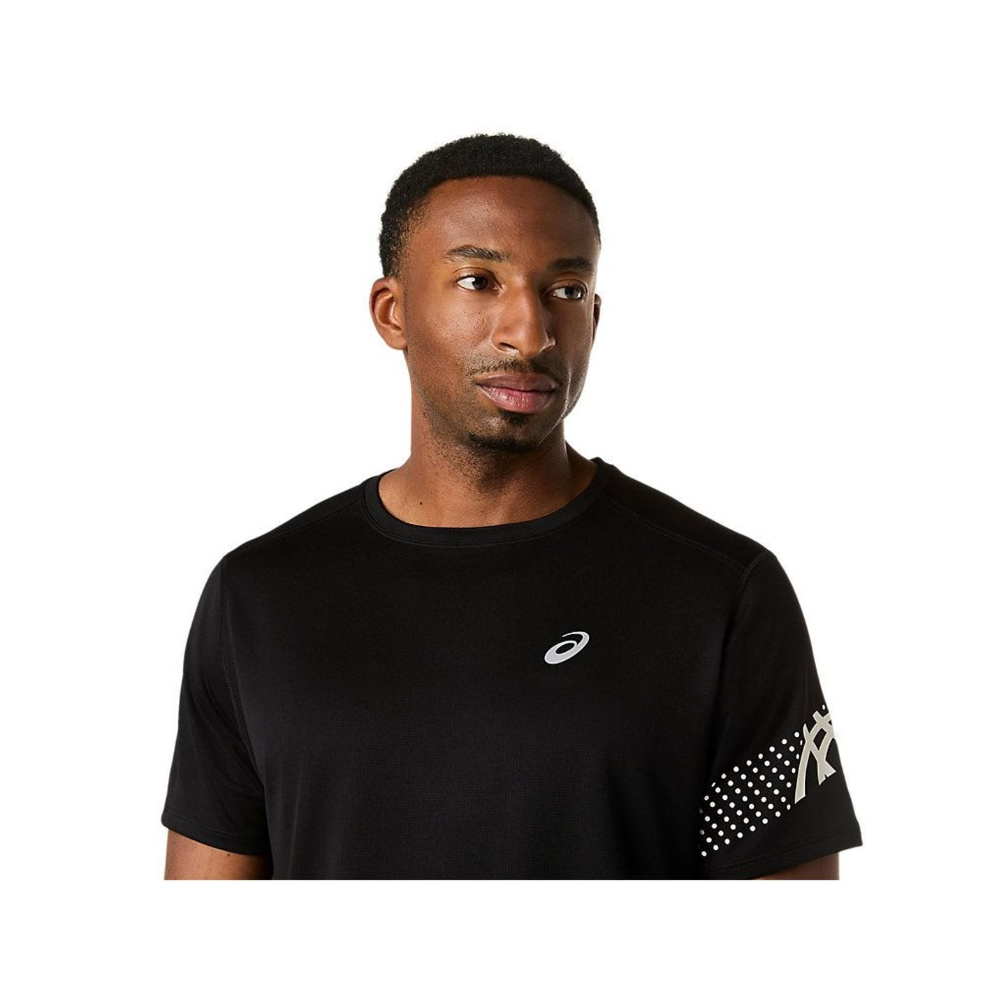 Lifestyle : Asics Haut De Running Manches Courtes Icon Ss Top Homme porté pendant un jogging