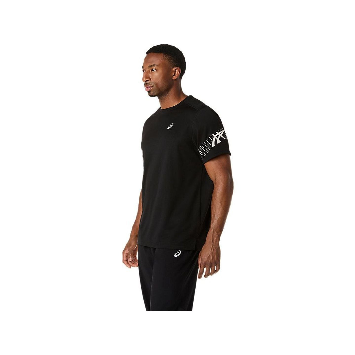 Coureur portant le haut Asics Haut De Running Manches Courtes Icon Ss Top Homme en extérieur