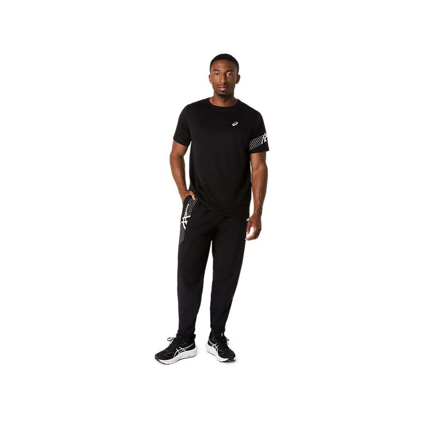 Asics Haut De Running Manches Courtes Icon Ss Top Homme porté lors d'un run