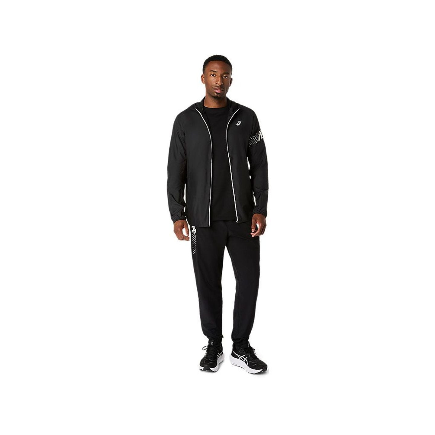 Homme portant le haut Asics Haut De Running Manches Courtes Icon Ss Top Homme lors d'une course en e