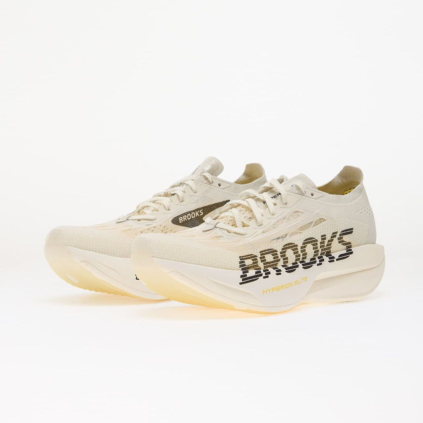 Paire de chaussures de course Brooks Hyperion Elite 6 blanc crème inclinées sur fond studio blanc sa