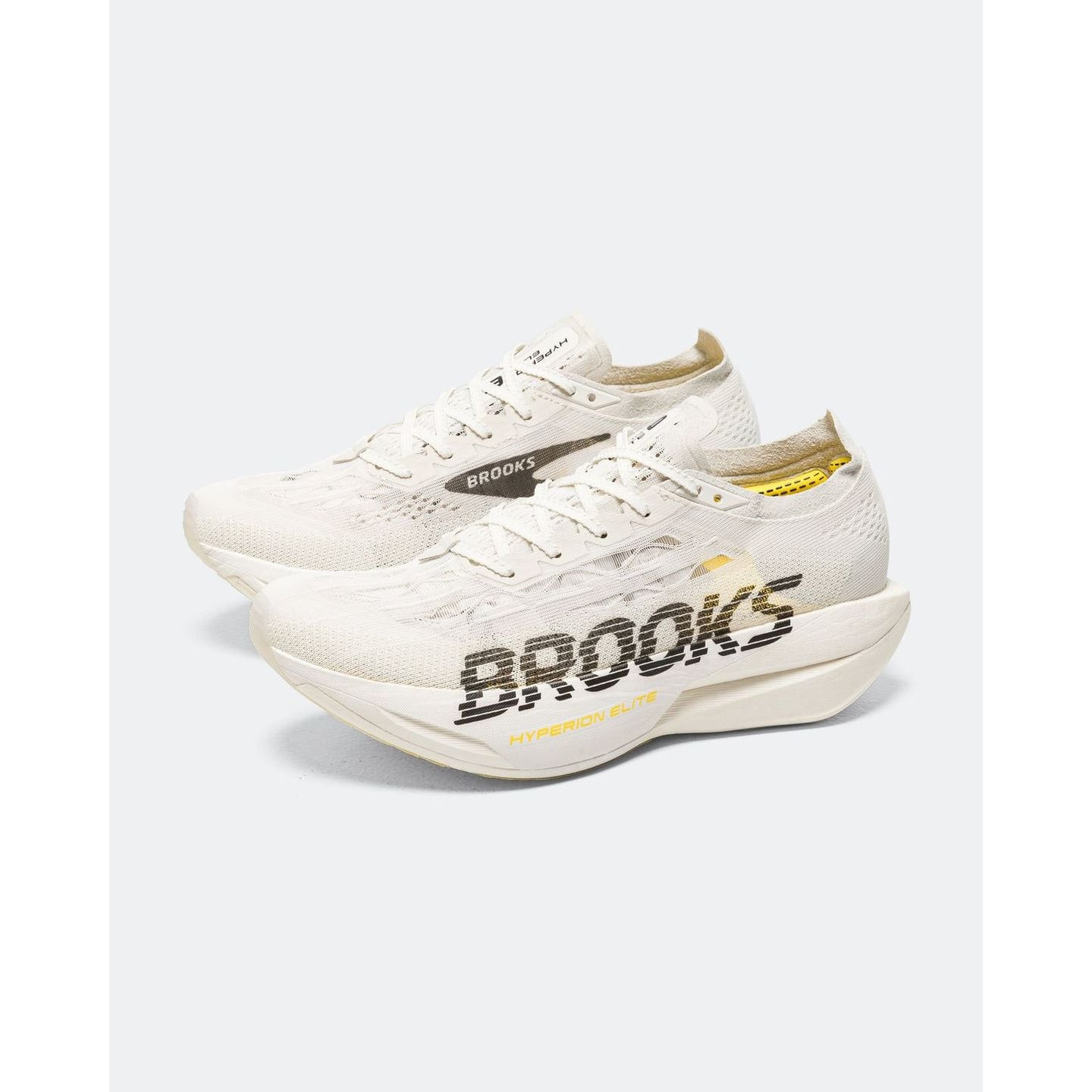 Vue de face inclinée d'une paire de chaussures de course Brooks Hyperion Elite 6 avec tiges en knit 