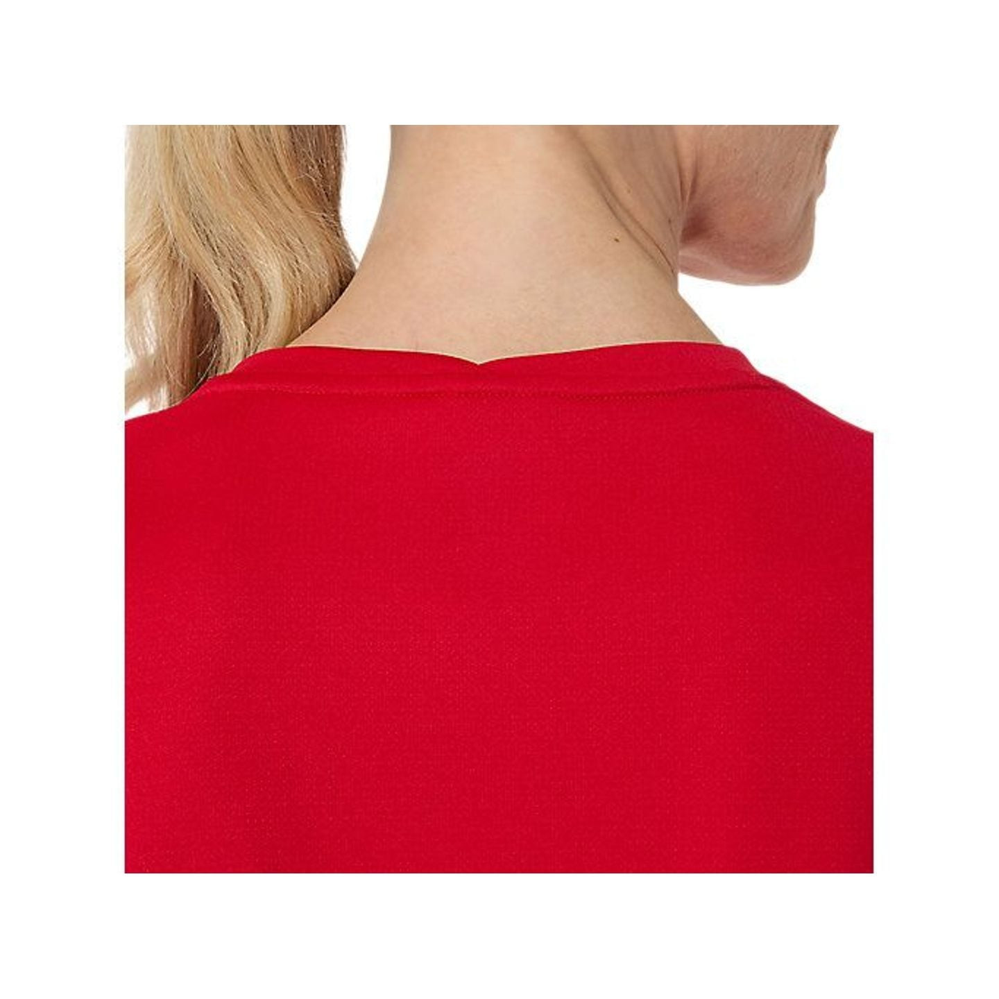 Gros plan sur l'encolure dos rouge de l'ASICS CORE LS TOP et ses coutures plates