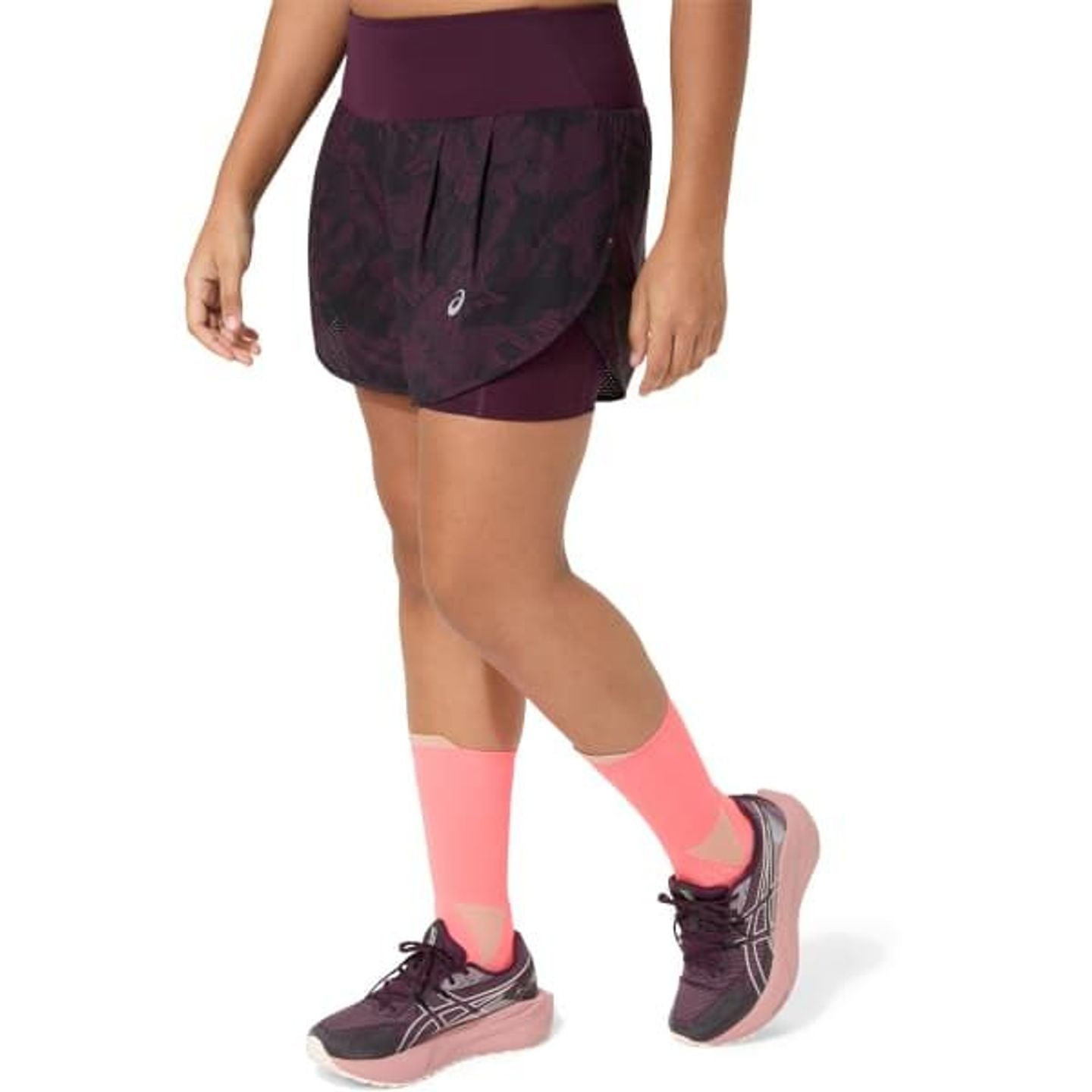 Femme portant Asics Short De Running 2-En-1 Road All Over Print 3,5 Pouces Femme lors d'un jogging