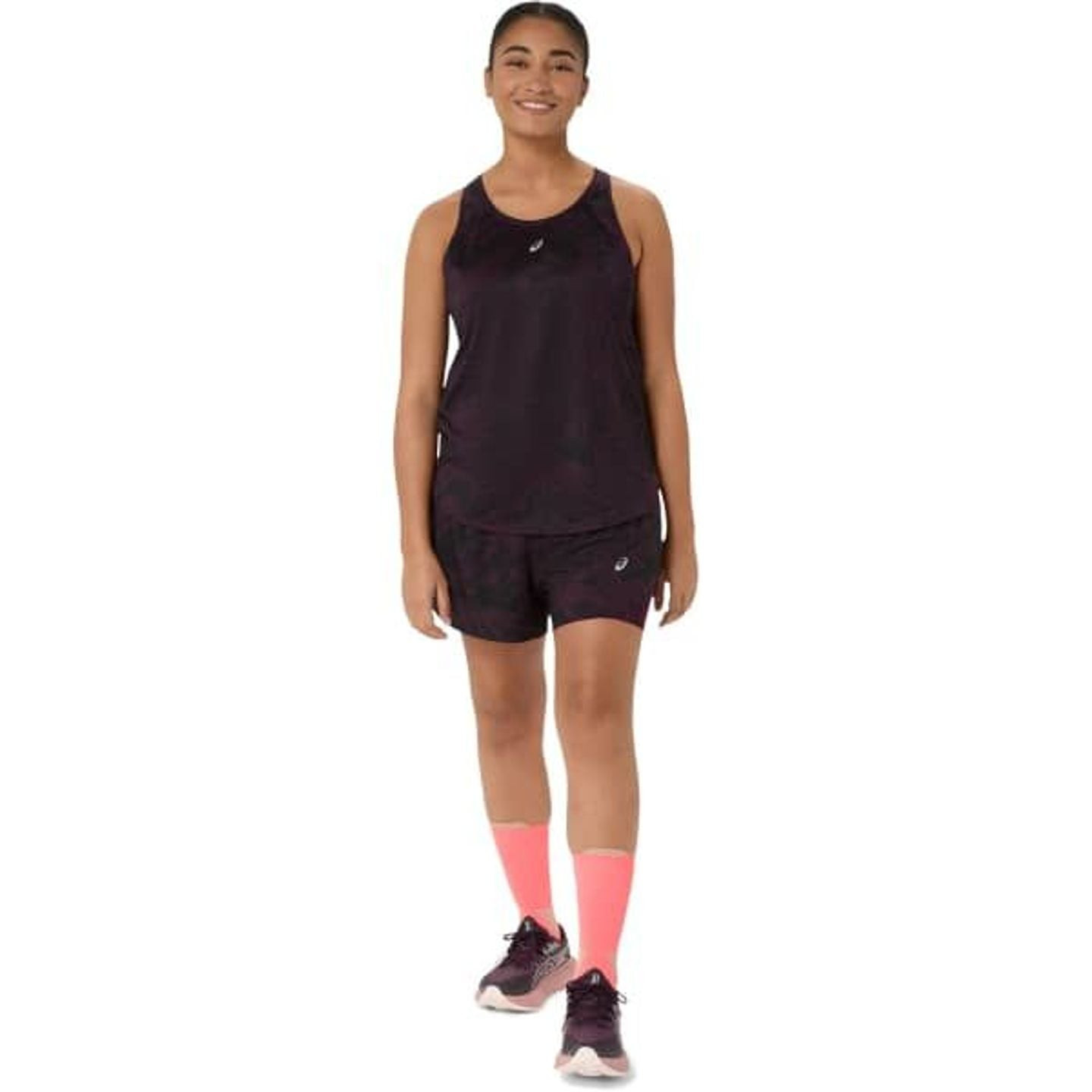 Coureuse portant le short Asics Short De Running 2-En-1 Road All Over Print 3,5 Pouces Femme en exté