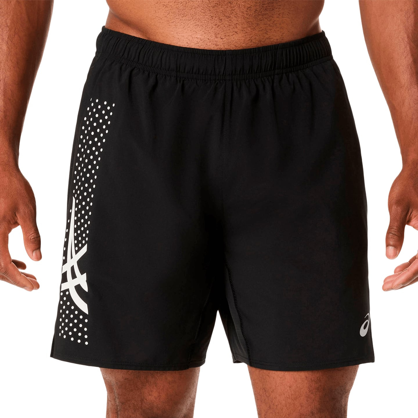Vue de face en gros plan du short de running ASICS ICON 7IN noir avec logo blanc, imprimé pointillé 