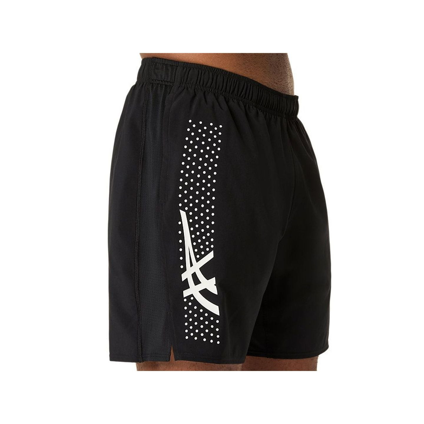 Vue de côté en gros plan du short de running ASICS ICON 7IN noir avec logo blanc et motif à points