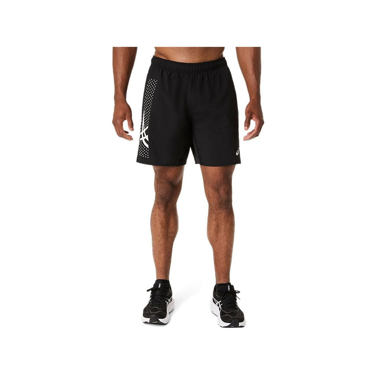 Athlète portant un short de running noir ASICS ICON 7IN et des baskets noires, vue de face sur fond 