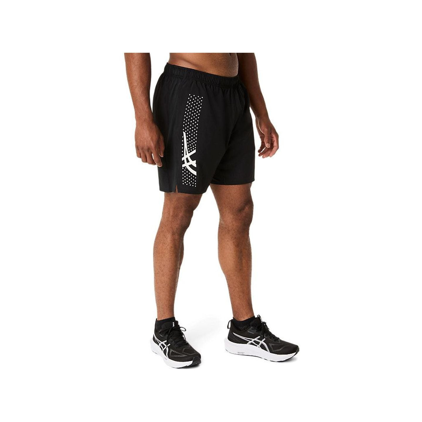 Coureur portant un short de running ASICS ICON 7IN noir et des baskets noires, vue de trois quarts