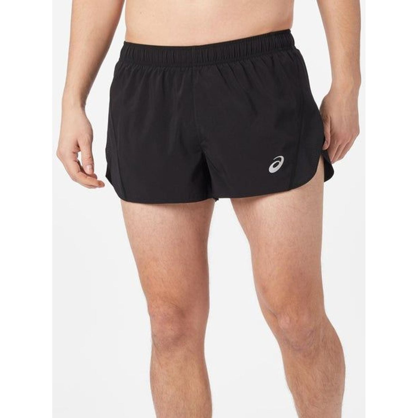 Coureur portant le ASICS Short De Course Fendu Core Split Ultra Léger Homme en extérieur