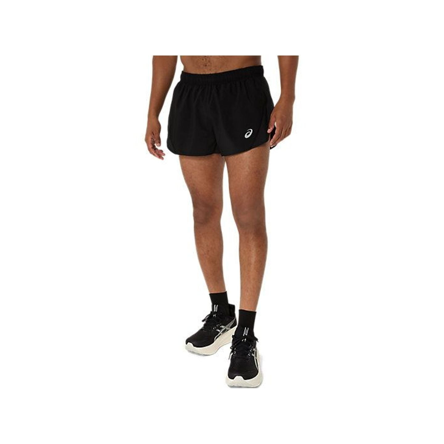 Coureur en plein effort portant le short ASICS Core Split Ultra Léger Homme