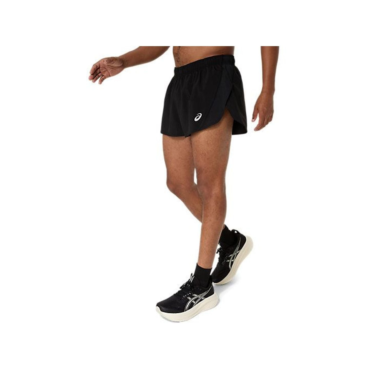 Coureur portant le short ASICS Short De Course Fendu Core Split Ultra Léger Homme en extérieur