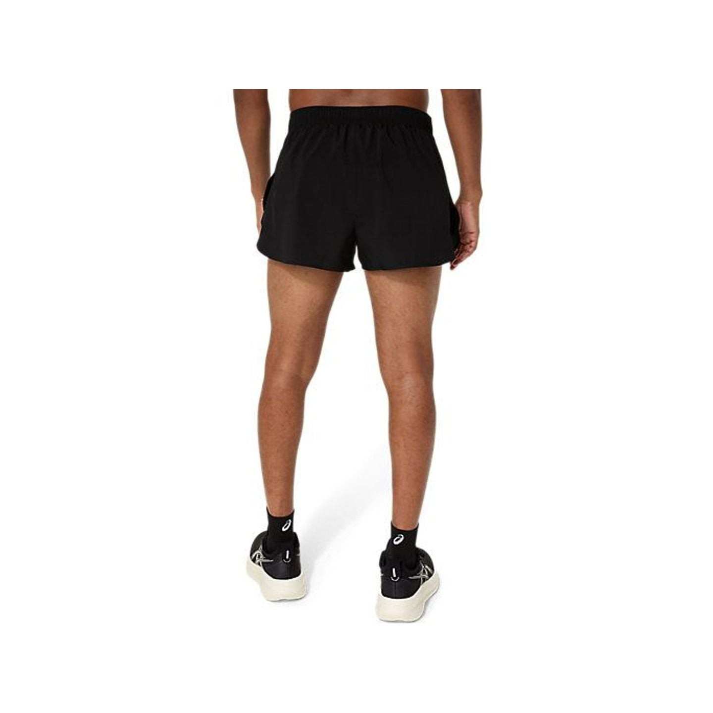 Coureur portant le ASICS Short De Course Fendu Core Split Ultra Léger Homme en extérieur