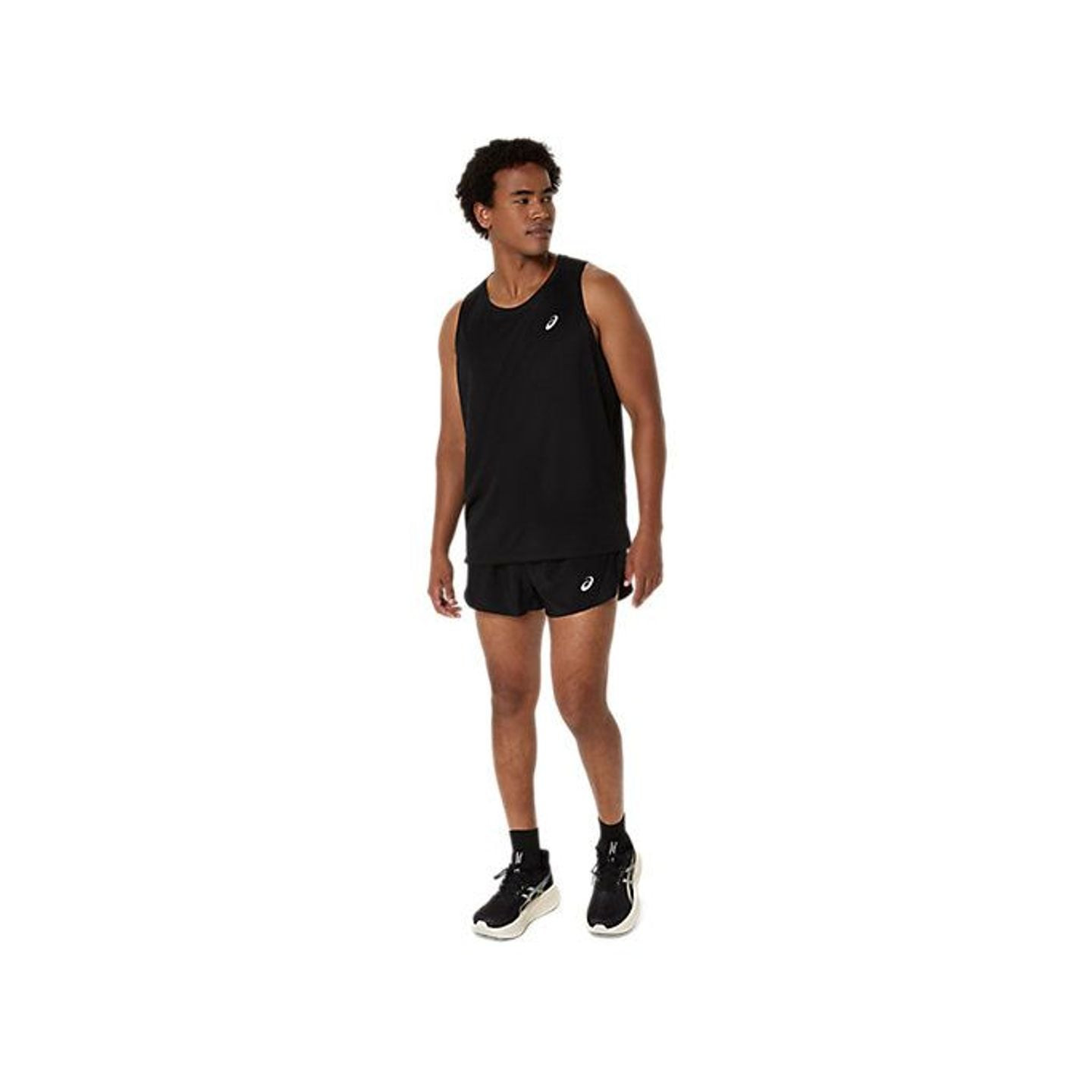 Coureur portant le ASICS Short De Course Fendu Core Split Ultra Léger Homme pendant un jogging