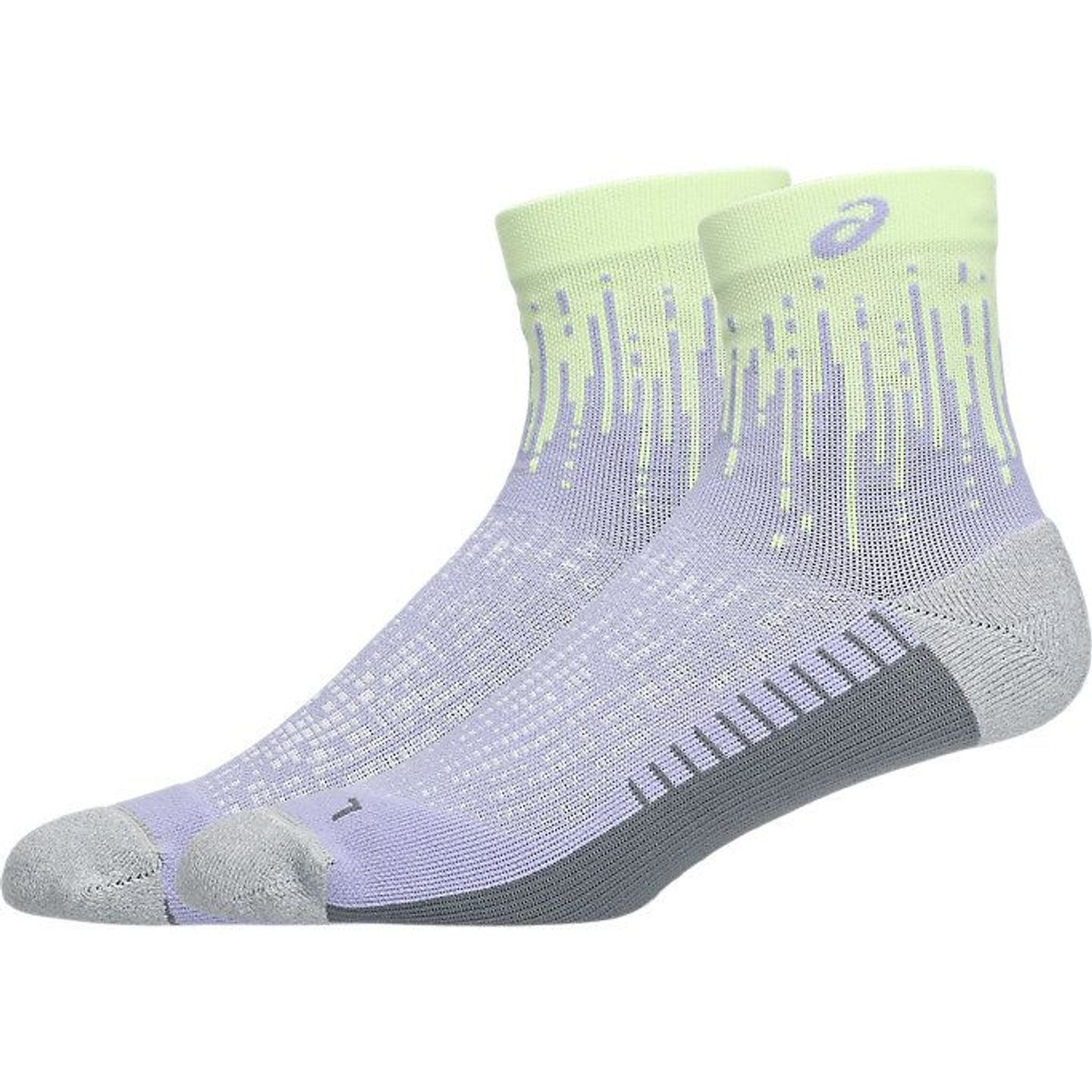 Paire de chaussettes ASICS Performance Run Quarter vert citron et lavande, vue inclinée, coupe anato