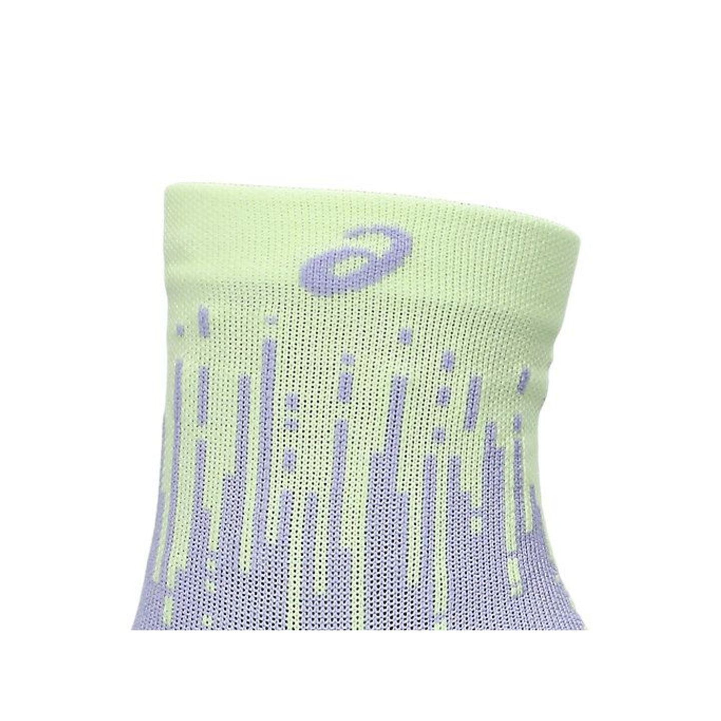 Gros plan du bord de la chaussette ASICS Performance Run Quarter en maille vert citron avec logo lav