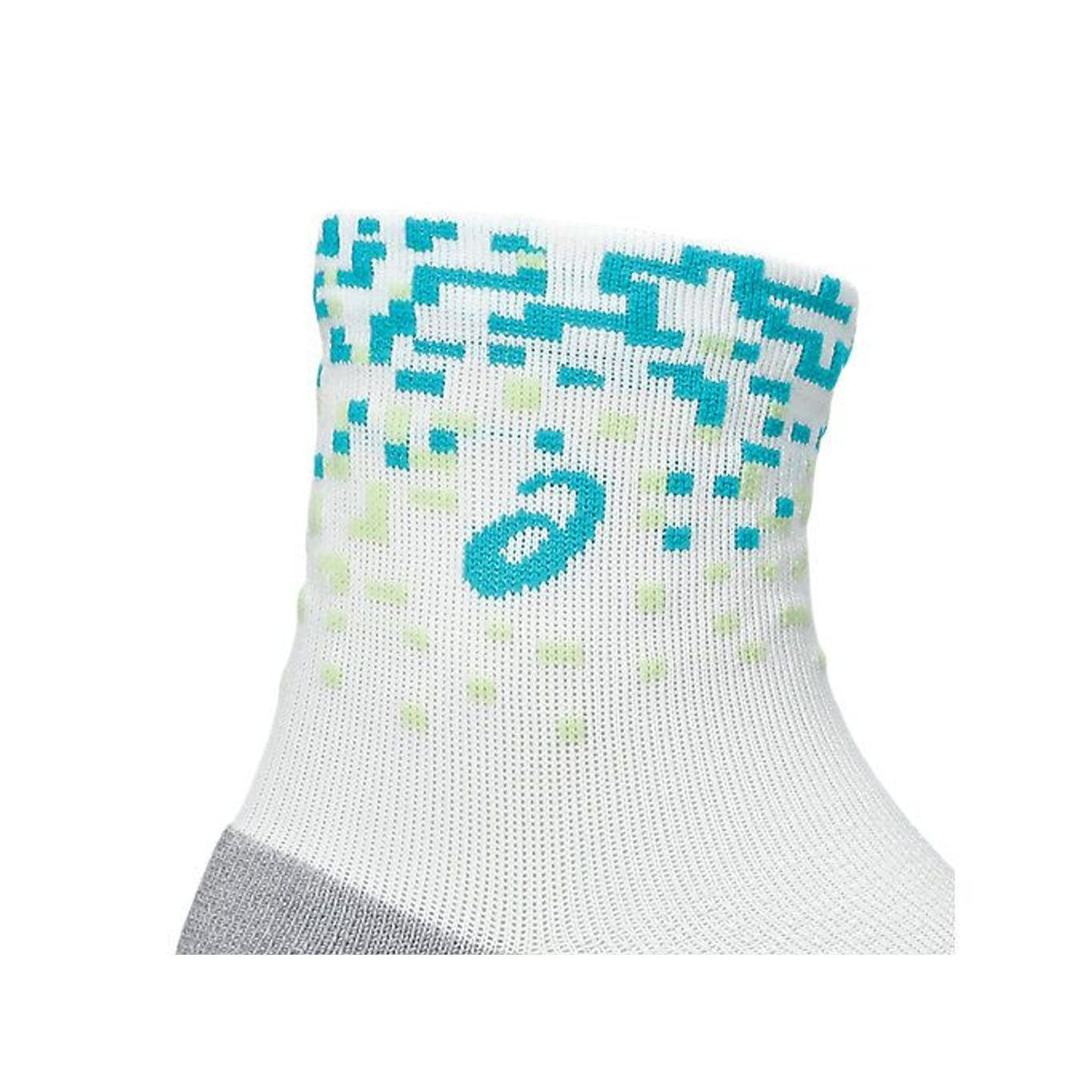 Gros plan du bord de la chaussette ASICS Performance Run Quarter : motif bleu canard, logo et maille