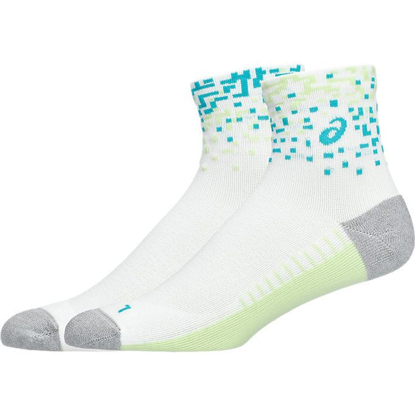 2 chaussettes ASICS Performance Run Quarter blanches et vert clair, vue inclinée avec renfort gris a