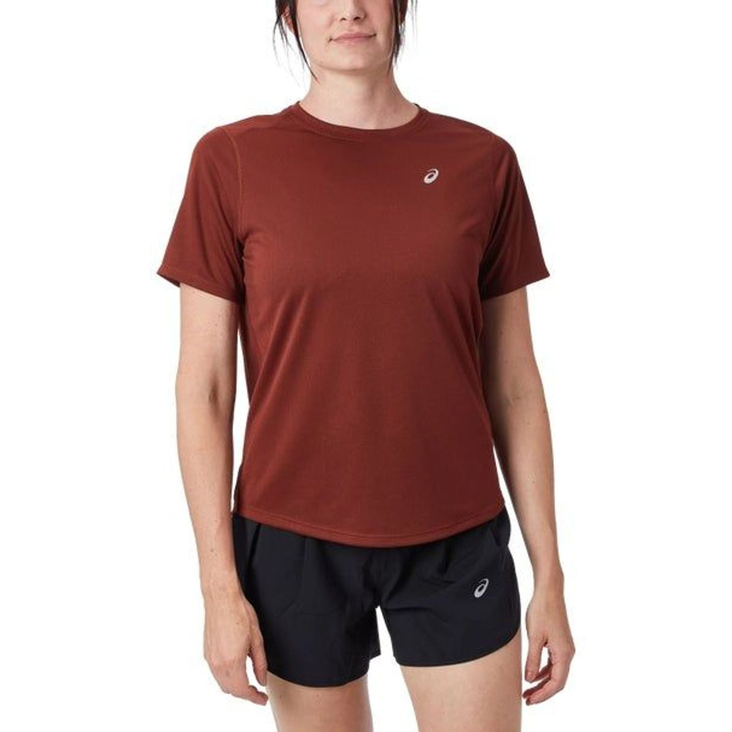 Vue de face rapprochée du t-shirt ASICS Core SS Top rouge rouille, manches courtes et logo ASICS imp