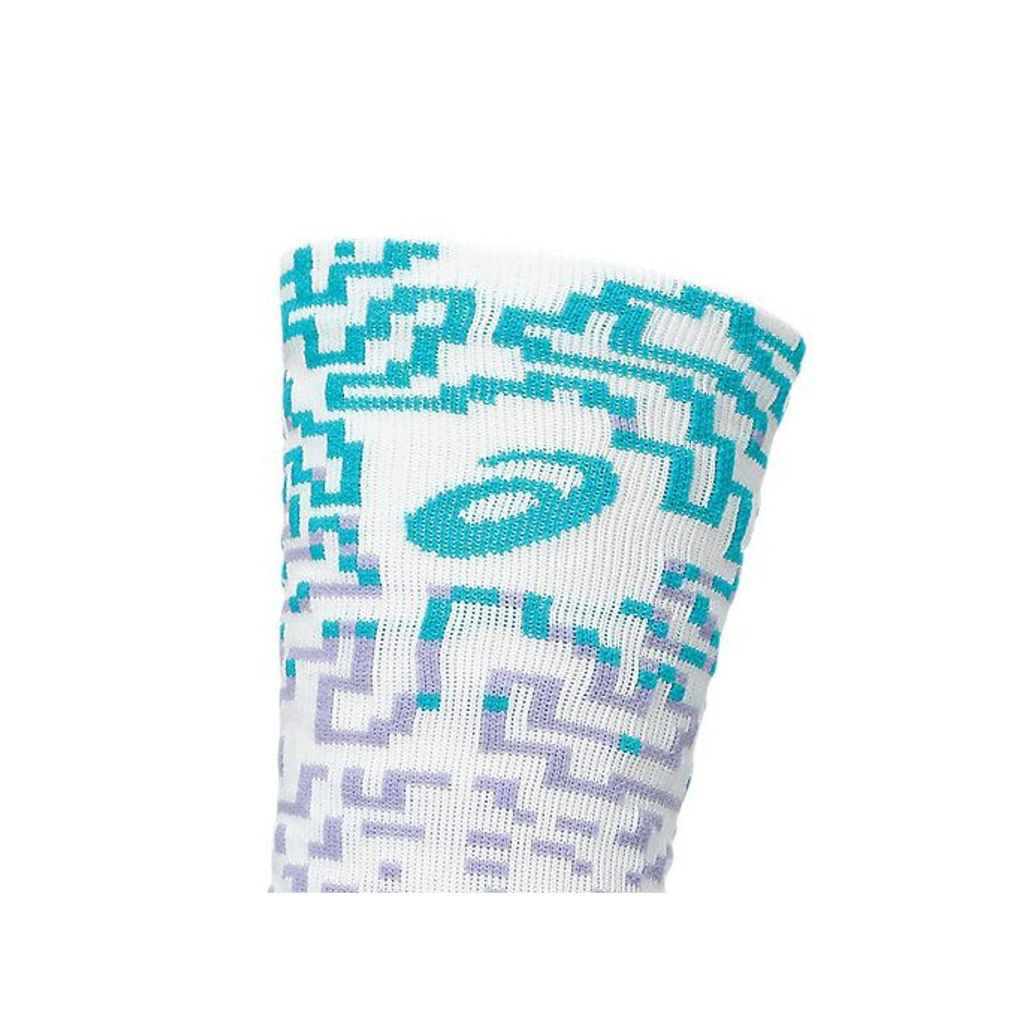 Gros plan sur la tige de la chaussette ASICS Performance Run Crew, logo bleu canard et tricot géomét