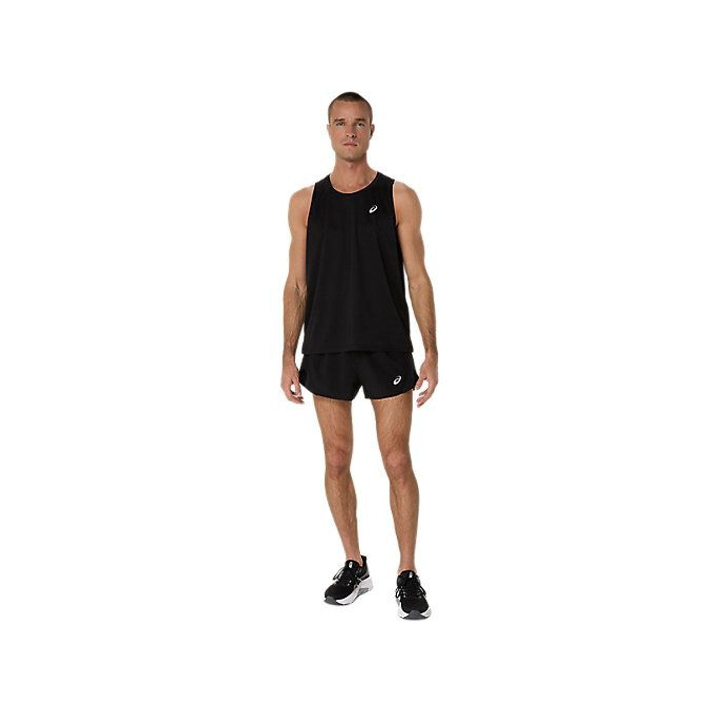 Coureur en Asics Débardeur De Running Core Singlet Respirant Et Léger Homme lors d'un run