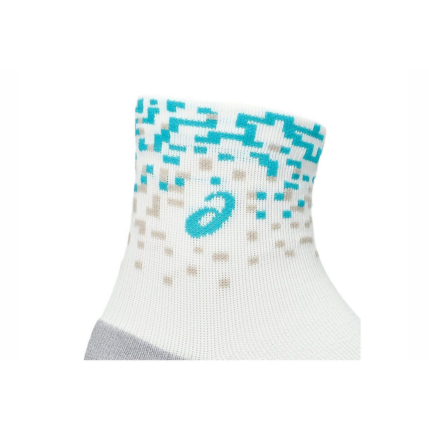 Gros plan sur le bord de la chaussette ASICS Performance Run quarter, motif pixel turquoise, logo AS