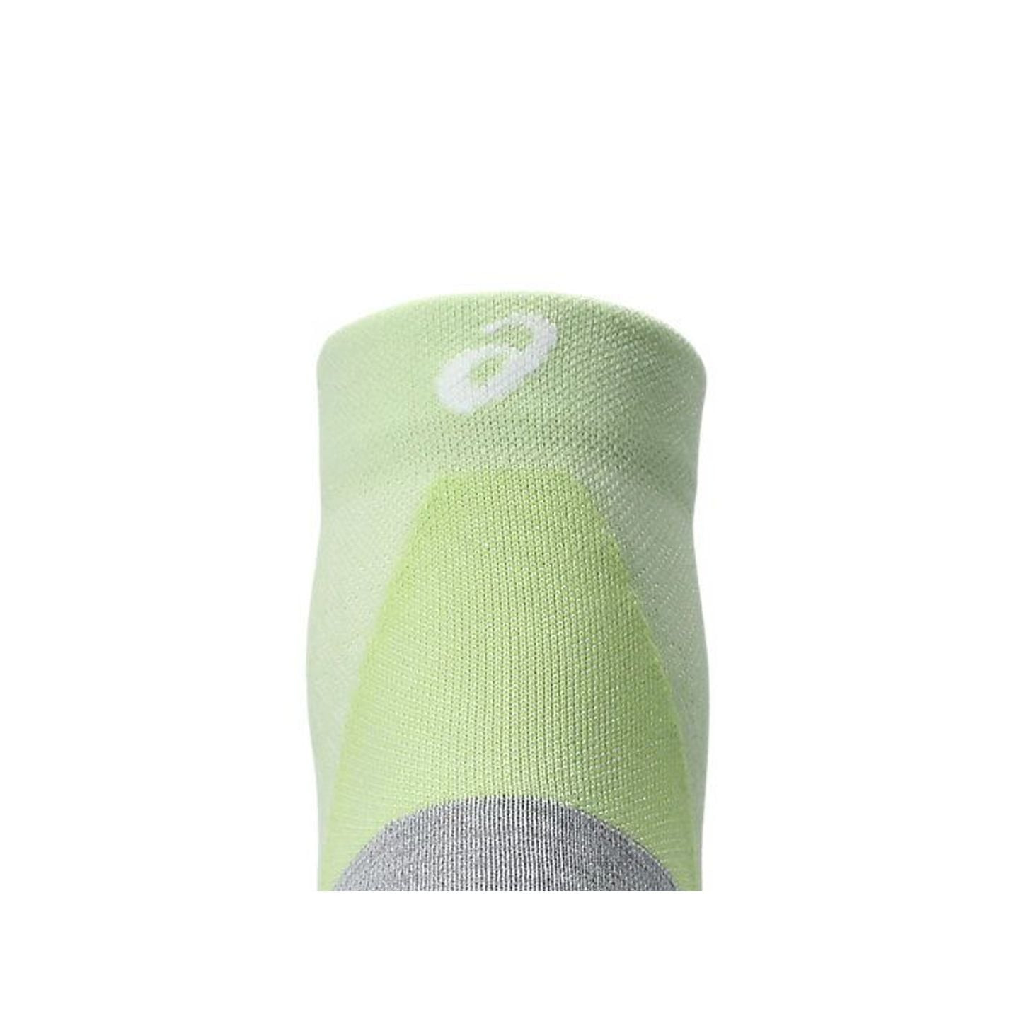 Gros plan du logo ASICS sur le bord côtelé à la cheville d'une chaussette Fujitrail Quarter vert cla