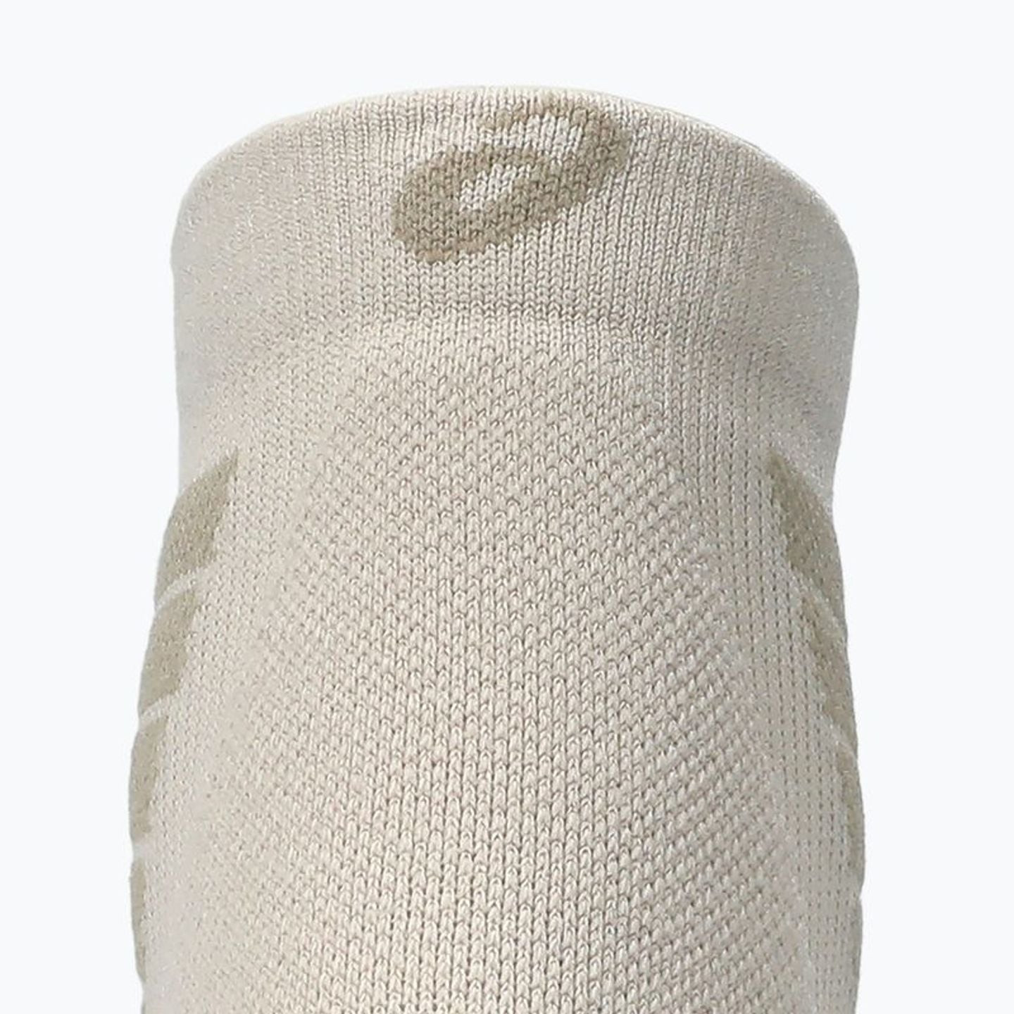 Gros plan sur le bord de la chaussette ASICS Fujitrail Quarter, tricot côtelé doux, logo ASICS et dé