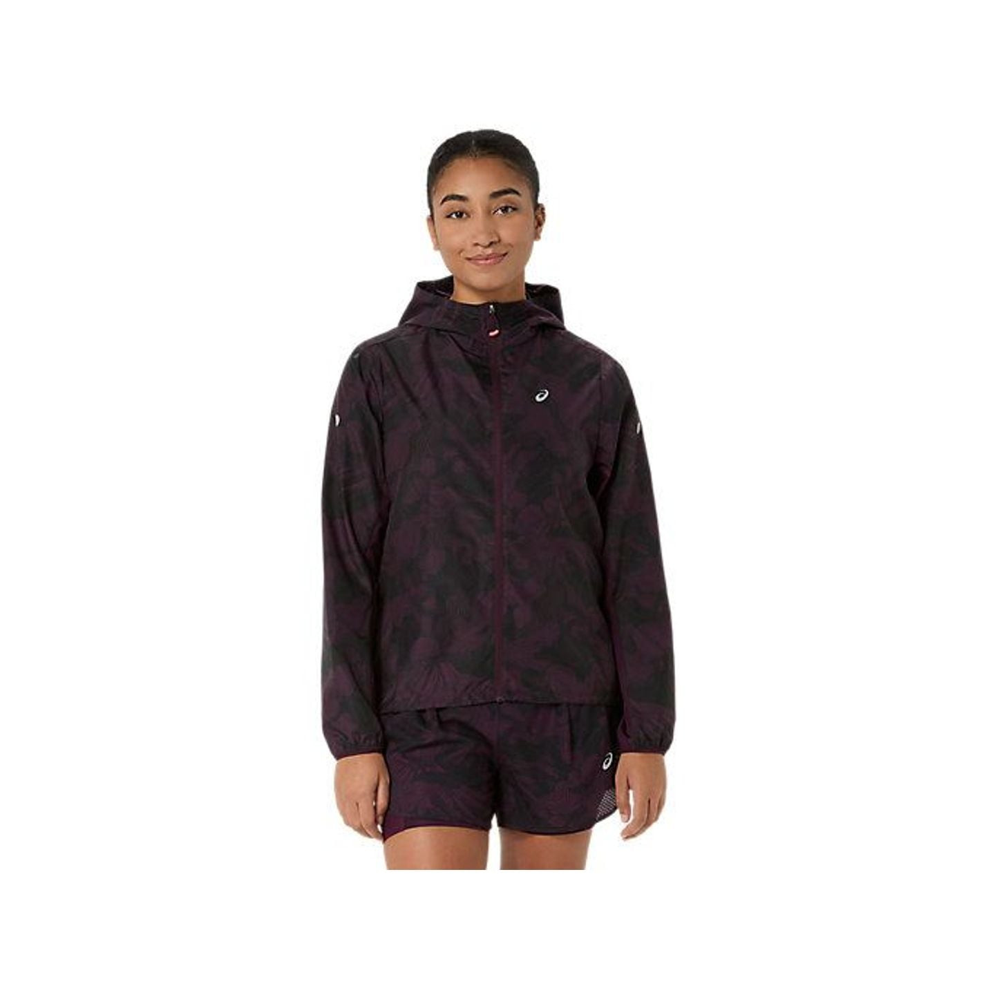 Femme portant la veste compressible ASICS FUJITRAIL violet foncé imprimé topo et un short de running