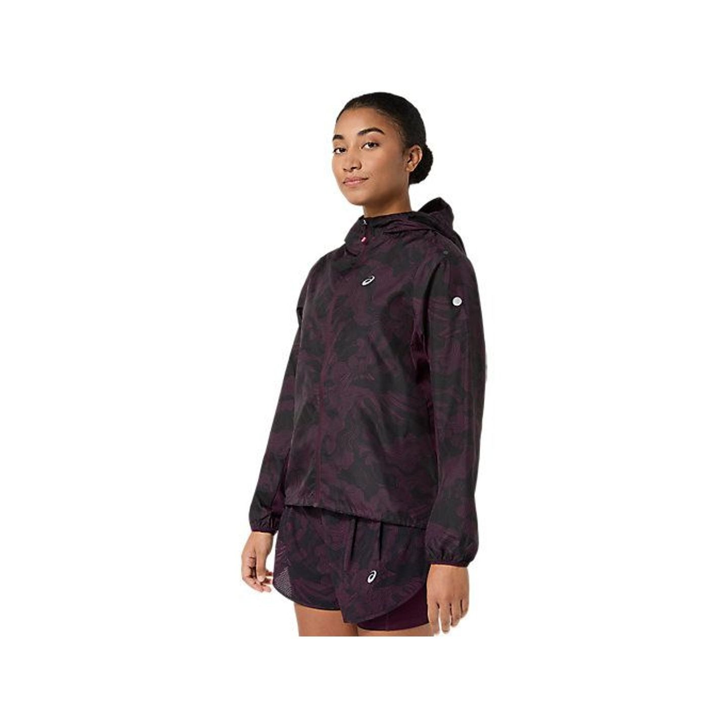 Vue de profil de la veste packable FUJITRAIL montrant les manches ajustées, le zip intégral et les d