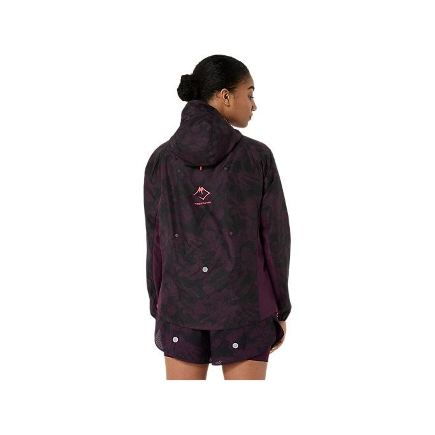 Vue arrière de la veste FUJITRAIL portée par une coureuse, avec logo FUJITRAIL et panneau dorsal ext