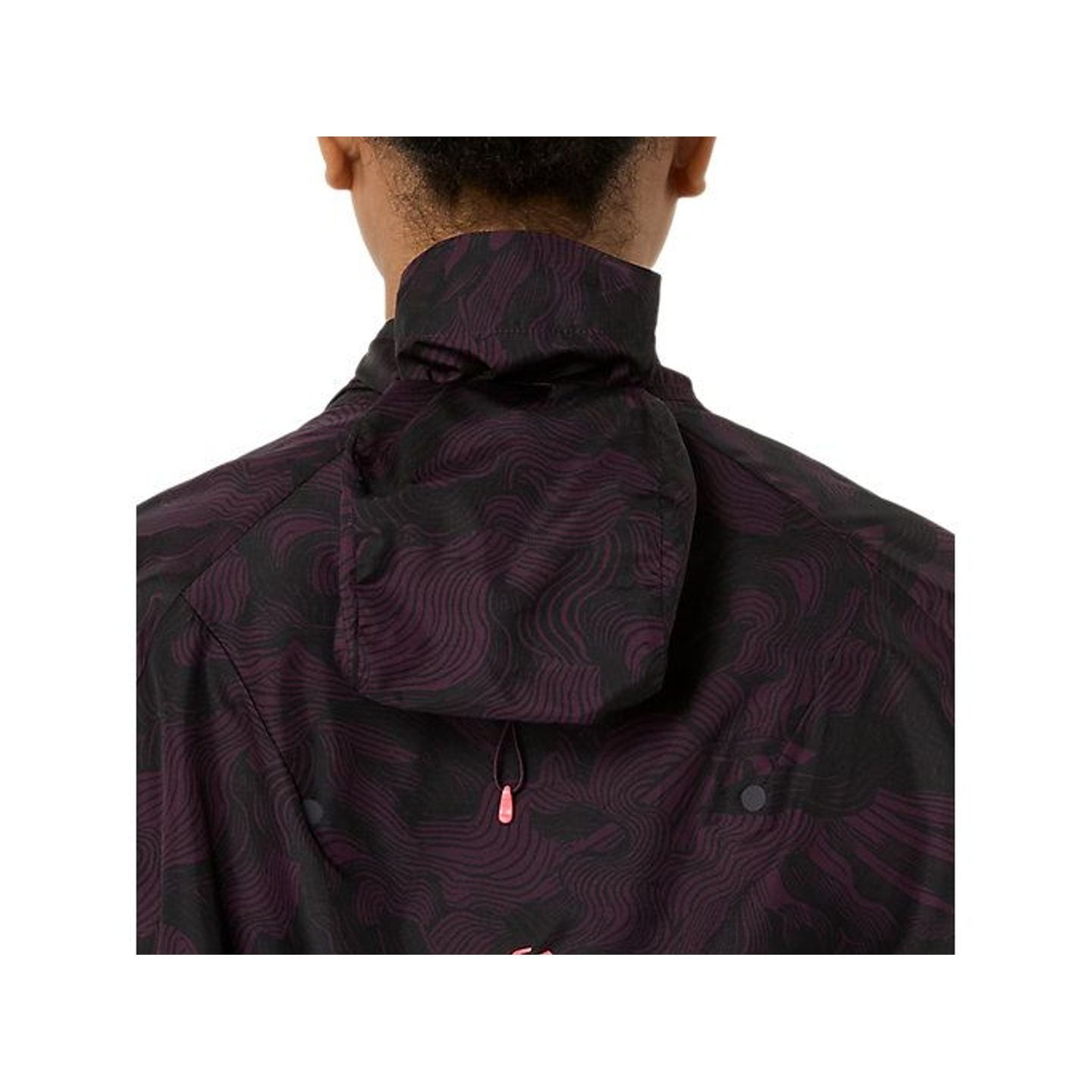 Vue arrière de la veste packable FUJITRAIL, capuche rangée et cordon élastique rose en détail.