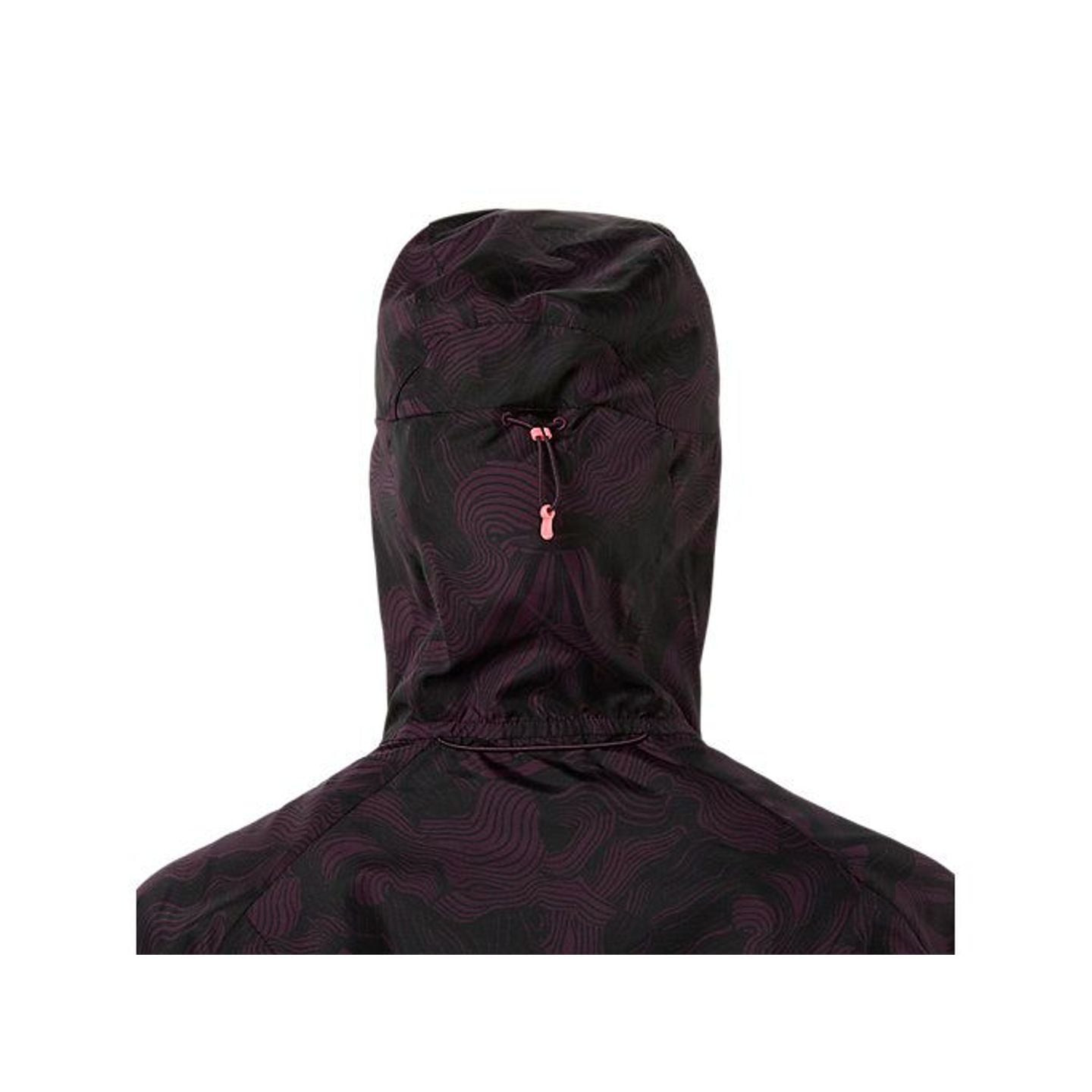 Gros plan sur la capuche élastiquée de la veste FUJITRAIL avec cordon de serrage rose pour un réglag