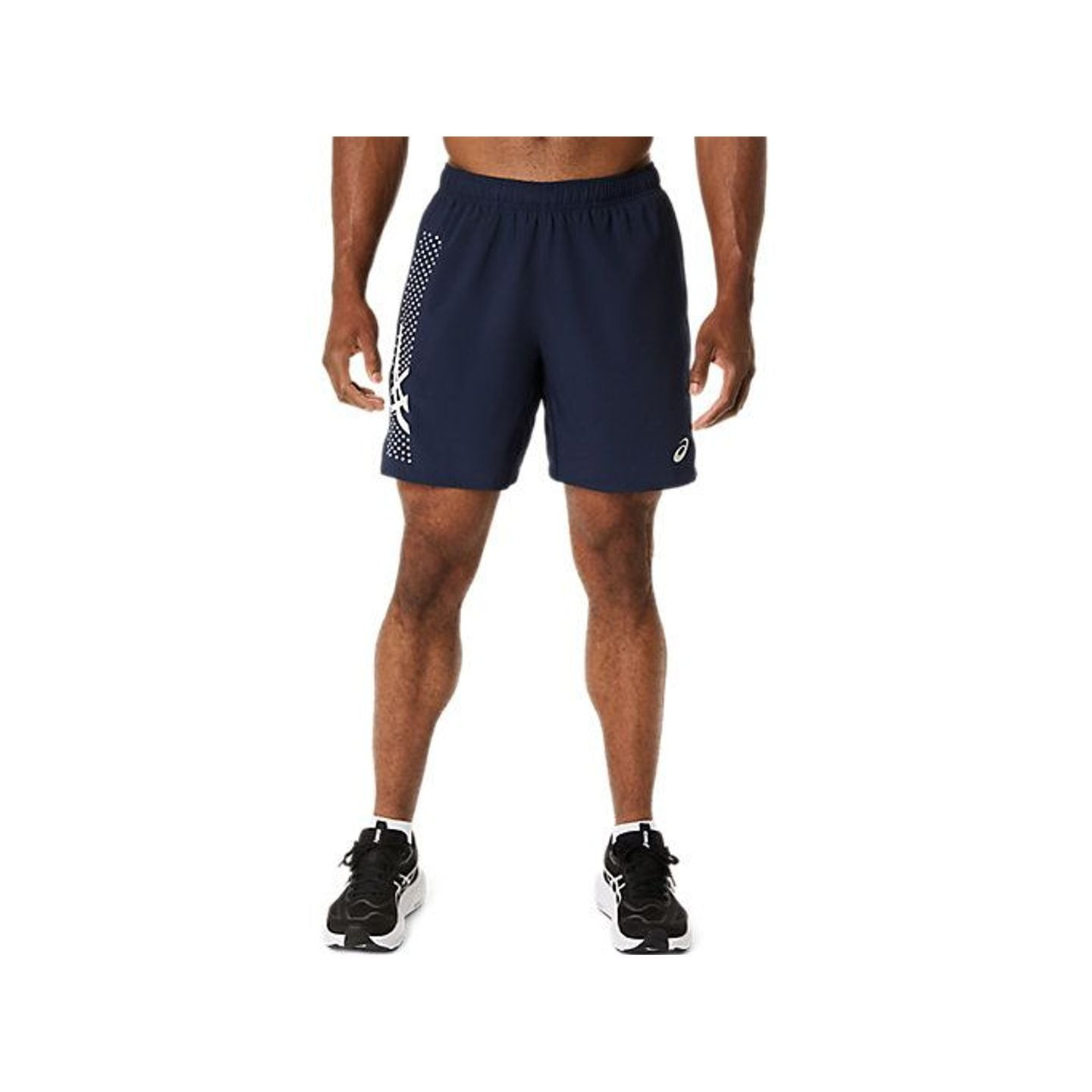 Coureur portant le short ASICS Short De Running Icon 7In léger et respirant en ville