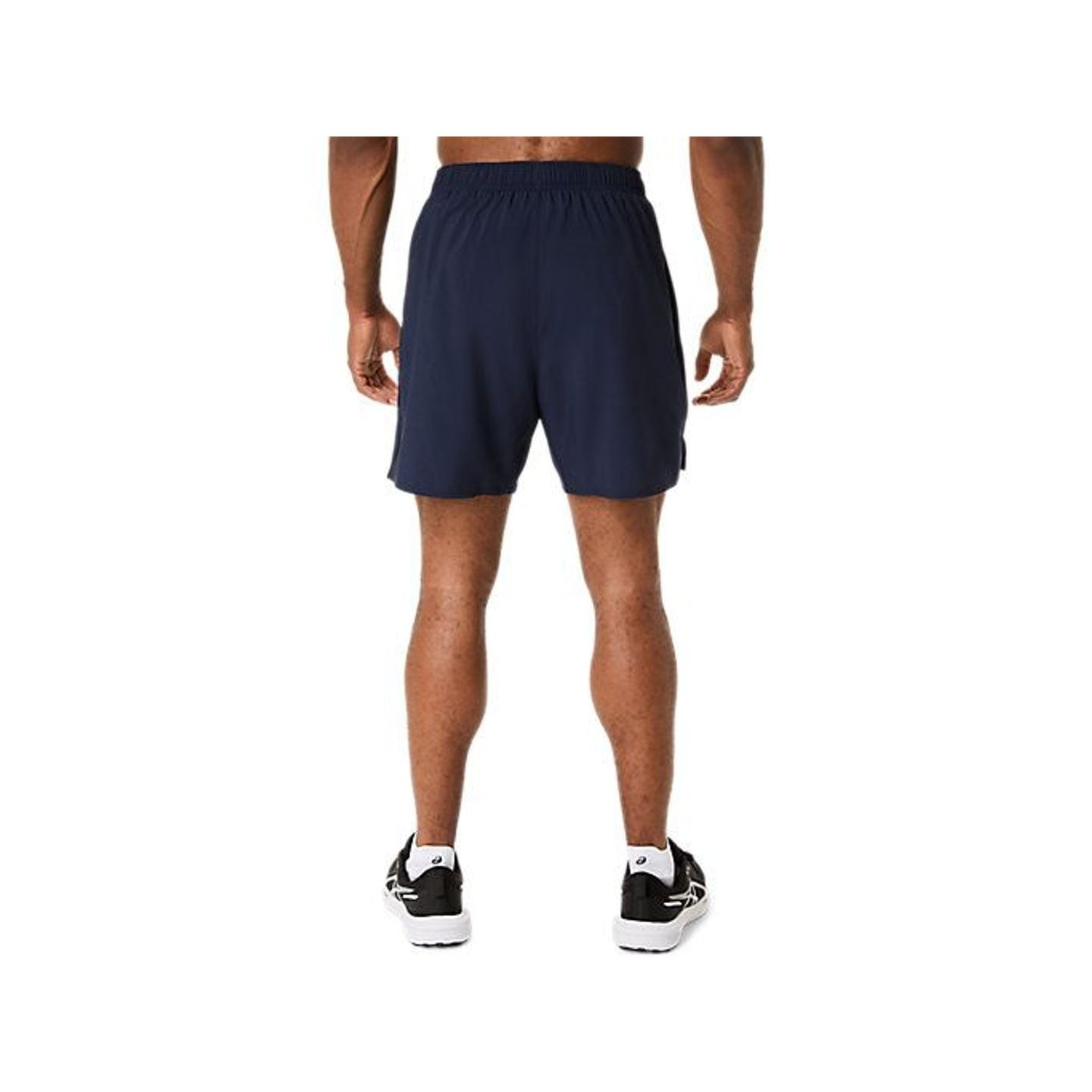 Coureur portant le short ASICS Short De Running Icon 7In Léger Séchage Rapide Respirant Homme lors d