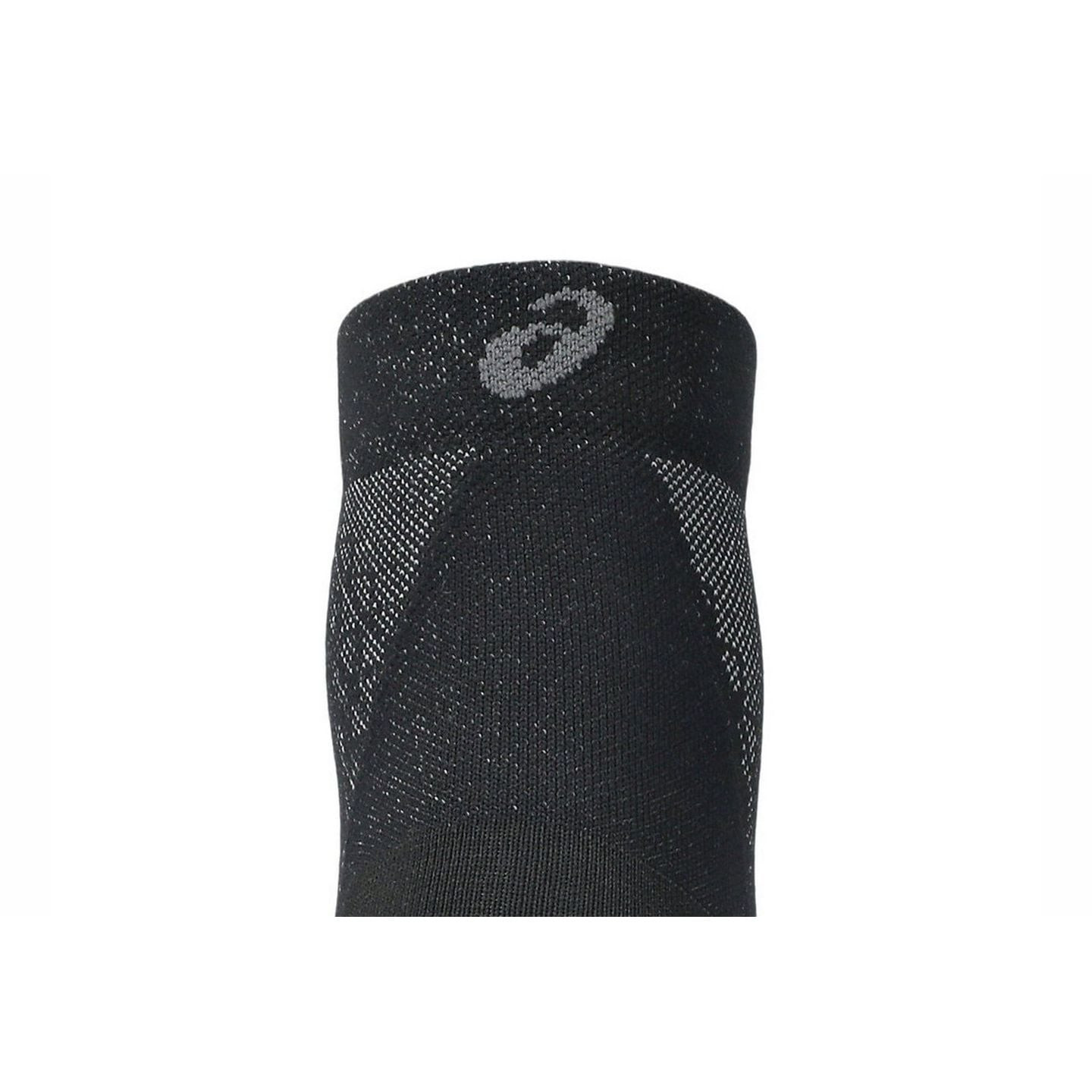 Gros plan sur le bord de cheville de la chaussette ASICS FUJITRAIL noire, logo ASICS gris et maille