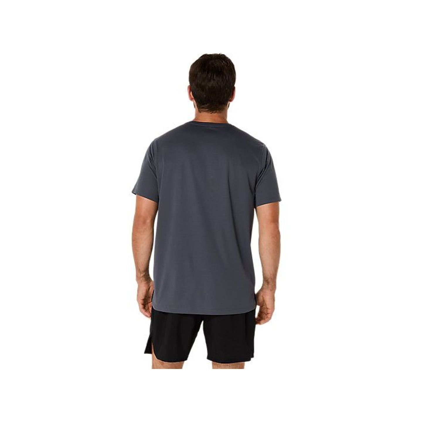 Homme portant l'Asics T-Shirt De Running Core SS Top Séchage Rapide lors d'un footing matinal