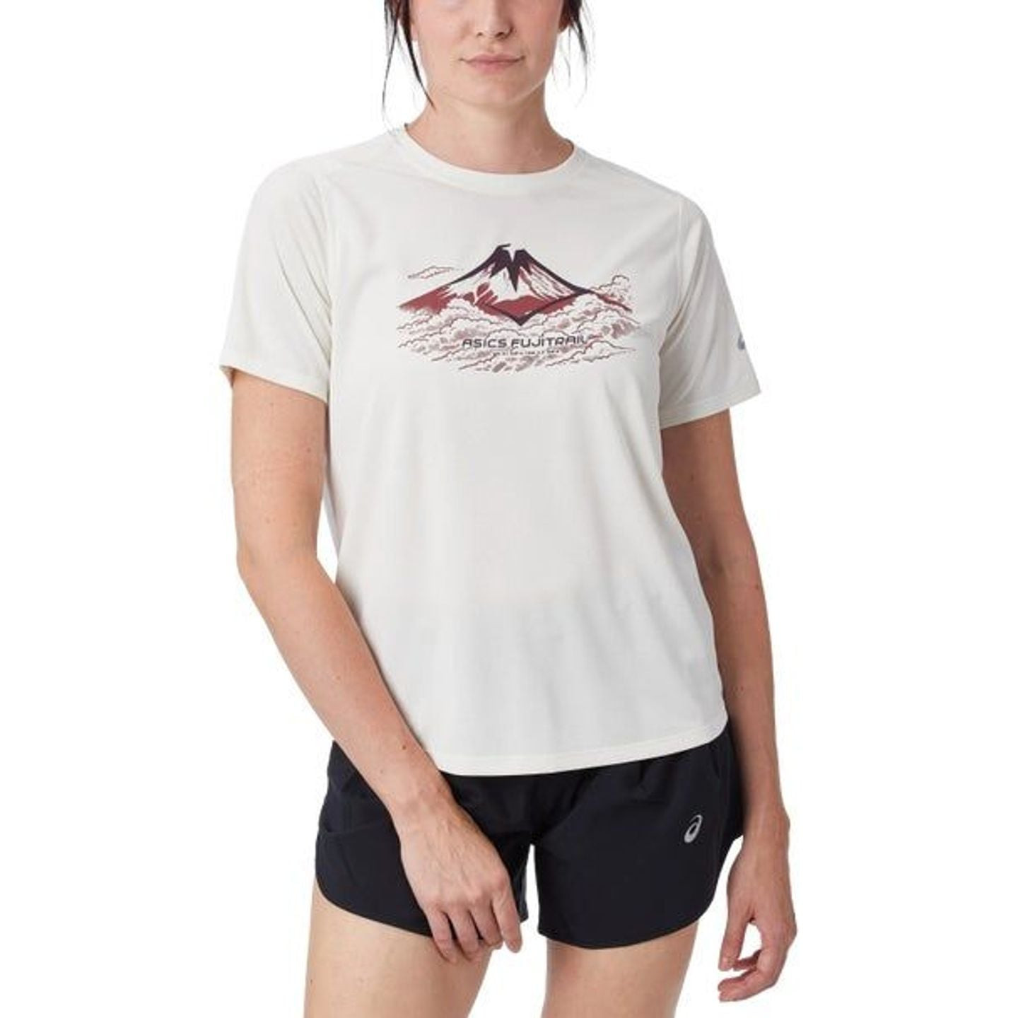 Femme portant l'Asics Top À Manches Courtes De Trail Running Fujitrail Logo Femme en pleine nature