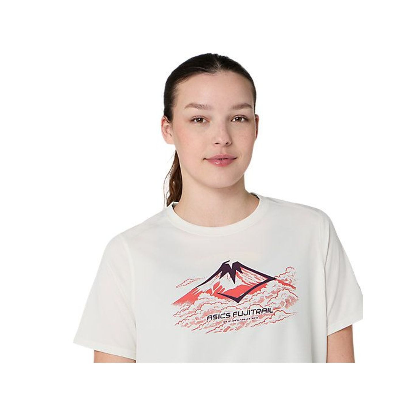 Femme portant le top Asics Top À Manches Courtes De Trail Running Fujitrail Logo Femme en pleine nat