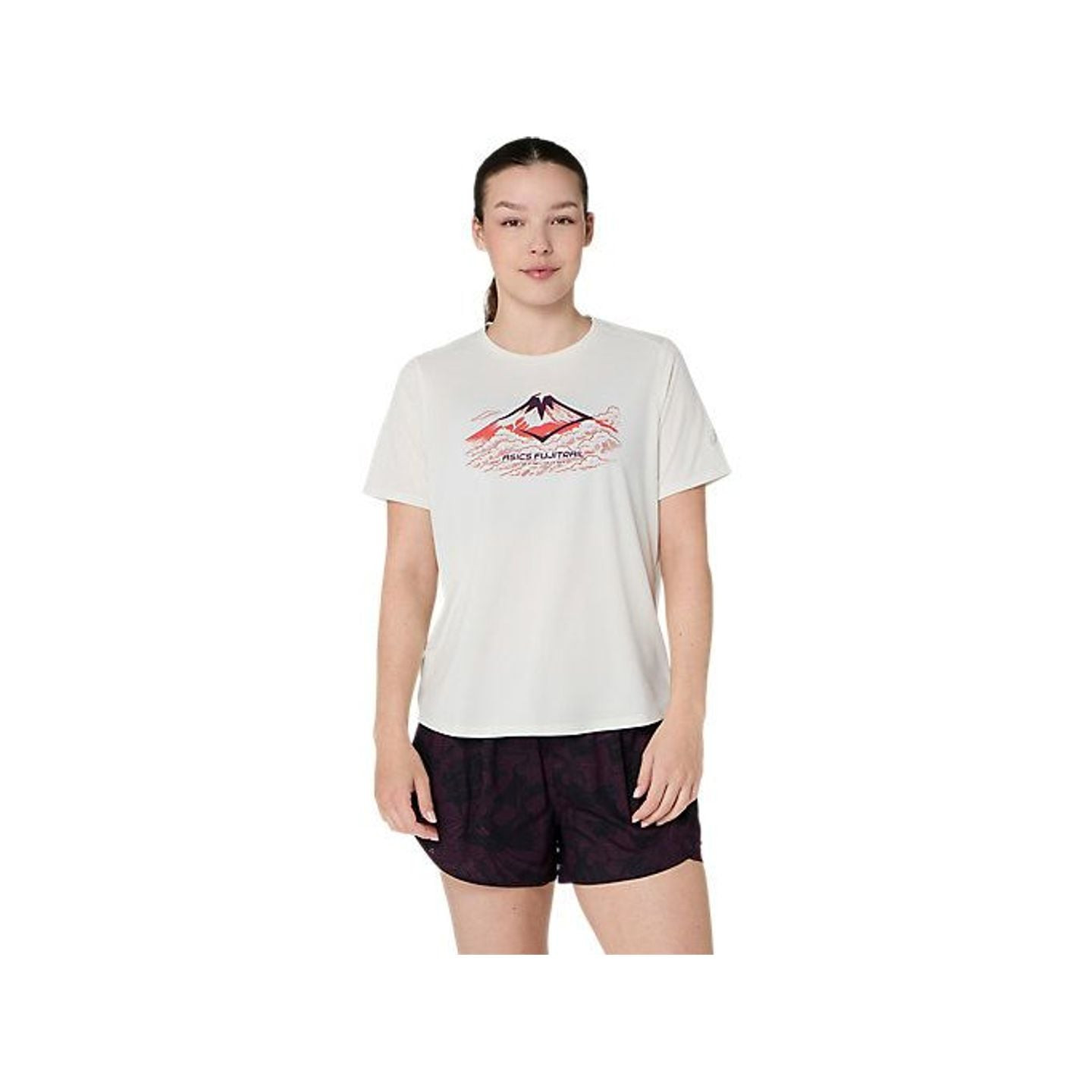 Femme portant l'Asics Top À Manches Courtes De Trail Running Fujitrail Logo Femme en pleine nature