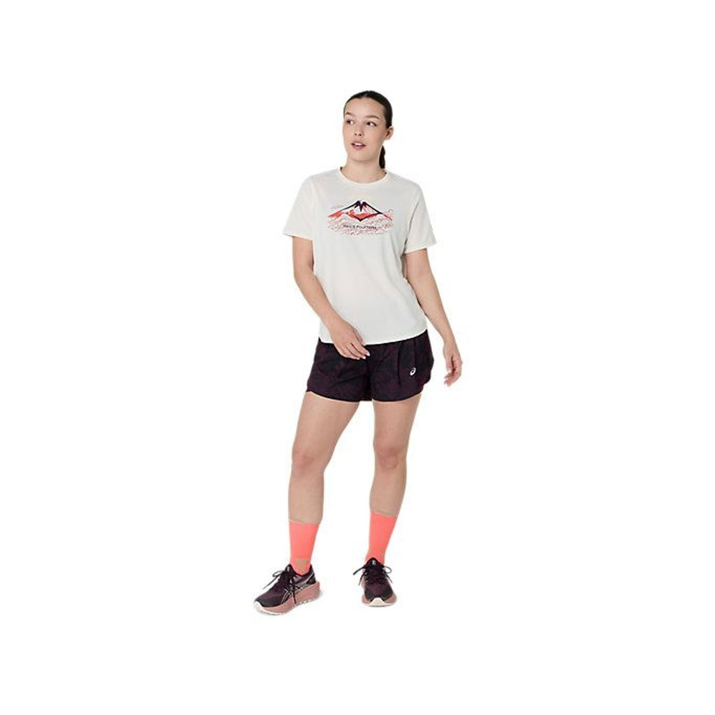 Femme portant Asics Top À Manches Courtes De Trail Running Fujitrail Logo Femme en pleine nature