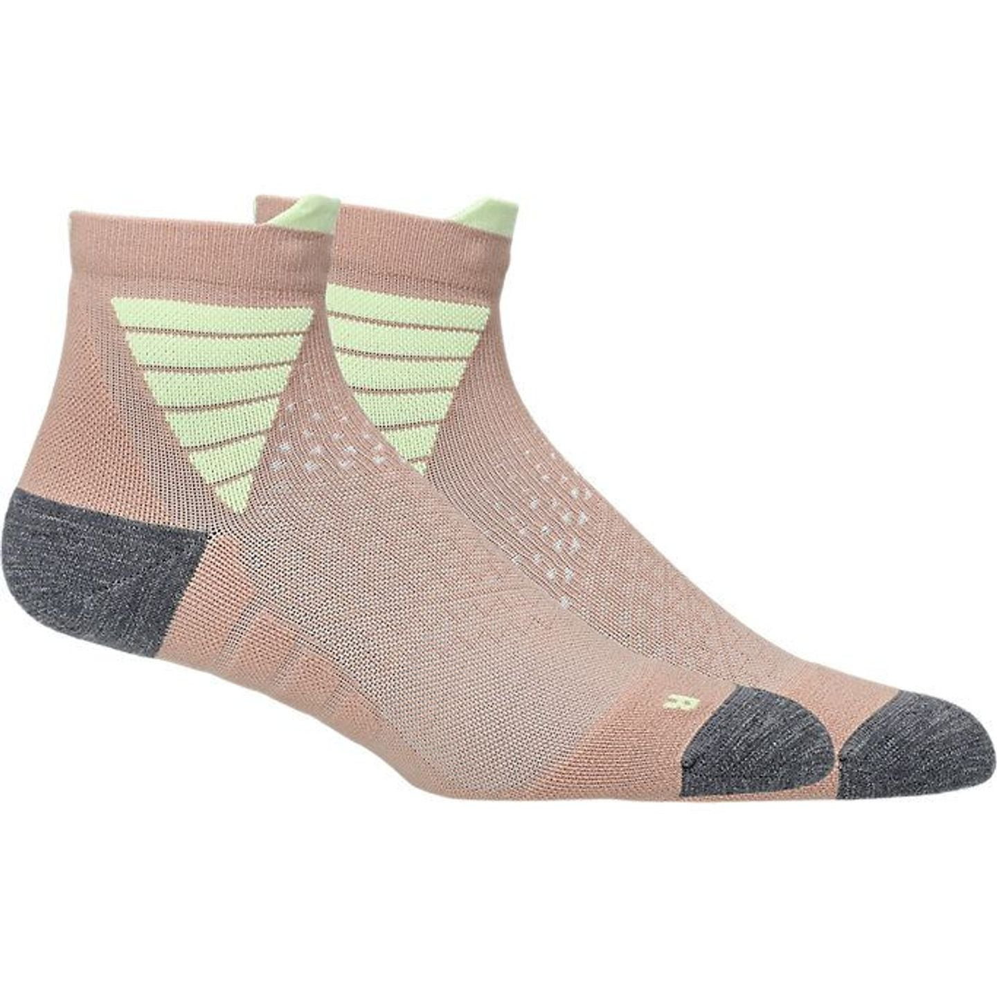 Vue de côté de la paire de chaussettes ASICS Fujitrail Quarter avec panneaux de ventilation menthe e