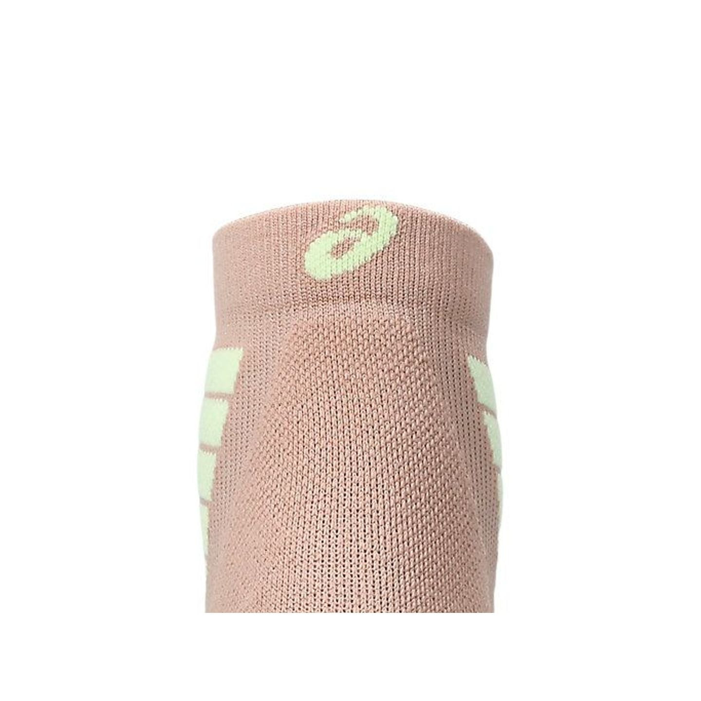 Gros plan sur la chevillière de la chaussette ASICS Fujitrail Quarter et son logo vert menthe sur ma
