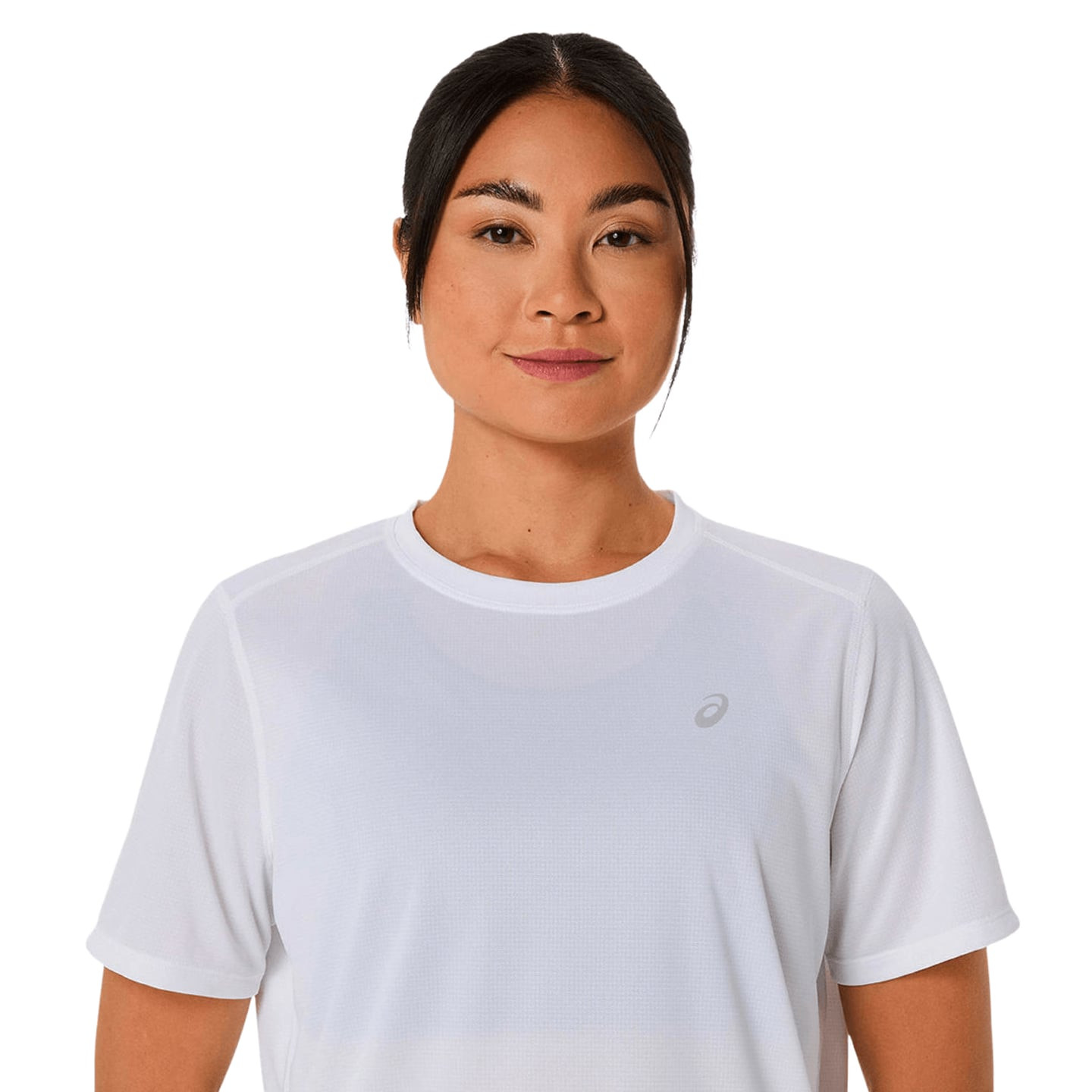 Coureuse portant le t-shirt Asics T-Shirt De Running Core Ss Top Respirant Et Léger Femme, léger et 