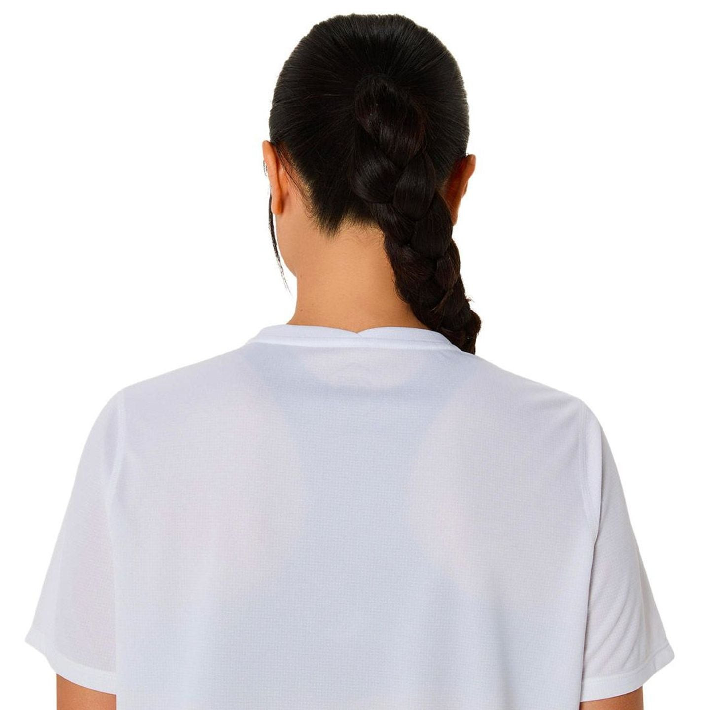 Femme portant le Asics T-Shirt De Running Core Ss Top Respirant Et Léger Femme lors d'une course à p